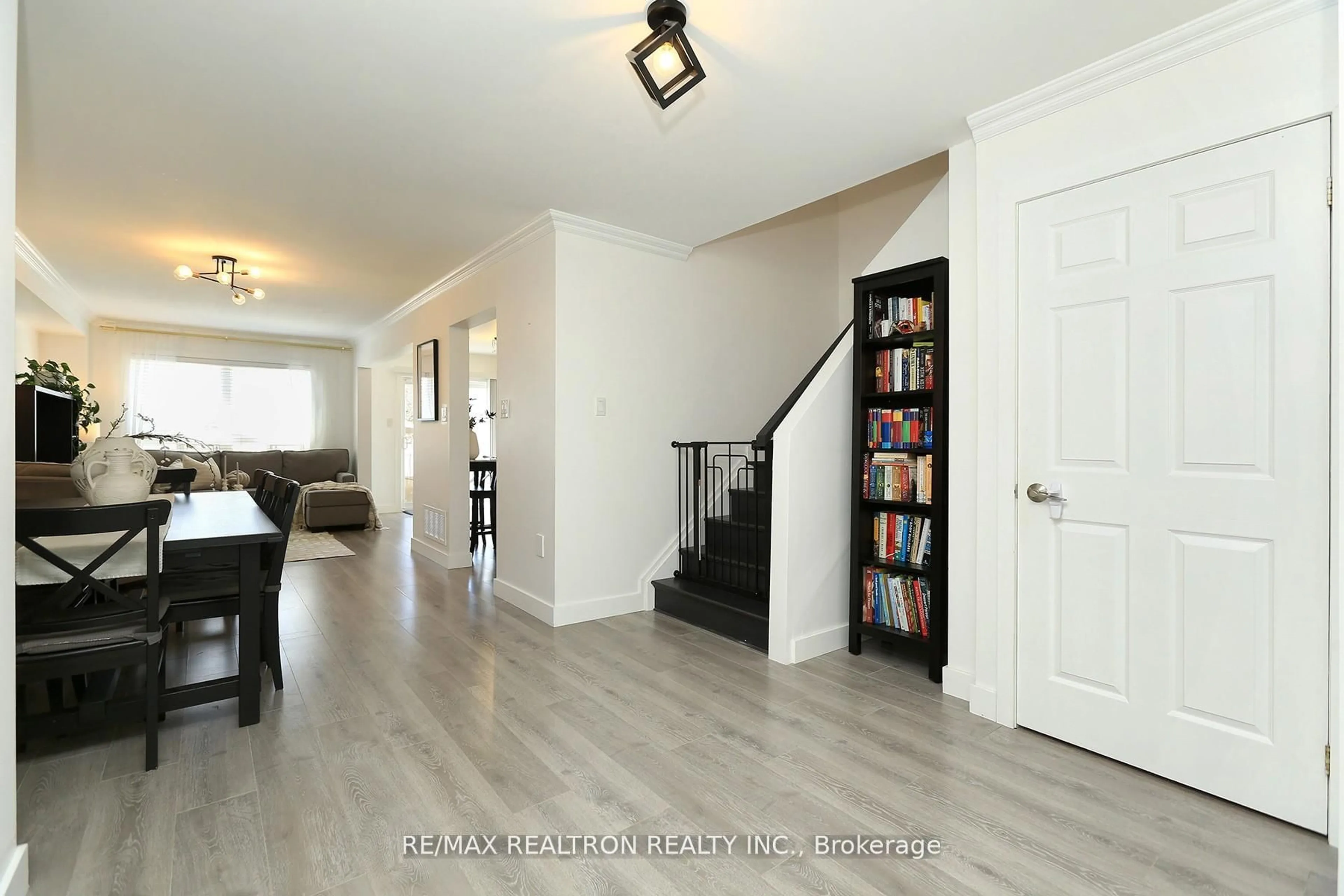 Indoor entryway for 376 Rannie Rd, Newmarket Ontario L3X 2N3
