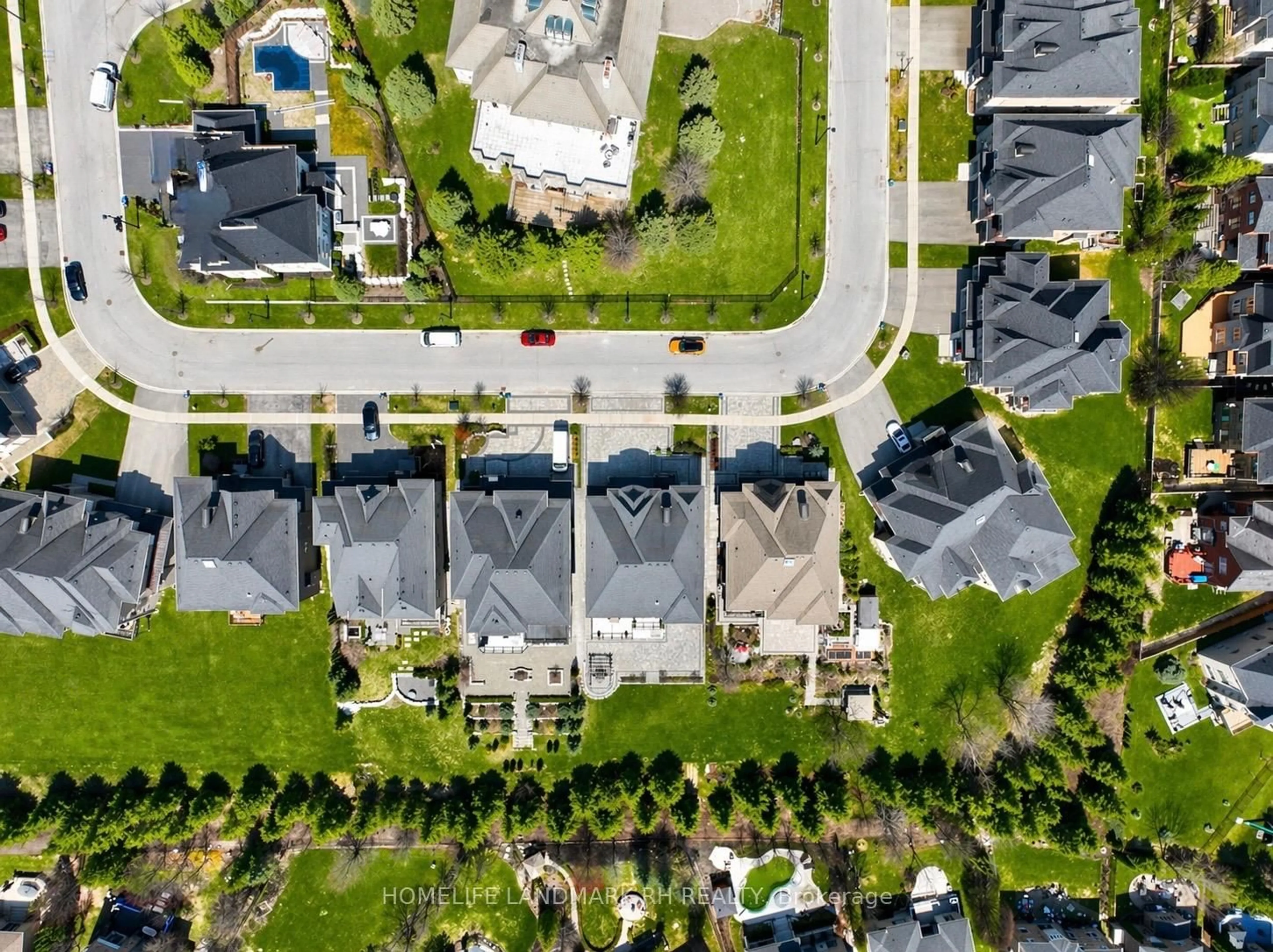 A pic from outside/outdoor area/front of a property/back of a property/a pic from drone, street for 15 Finesse Crt, Richmond Hill Ontario L4E 0W7