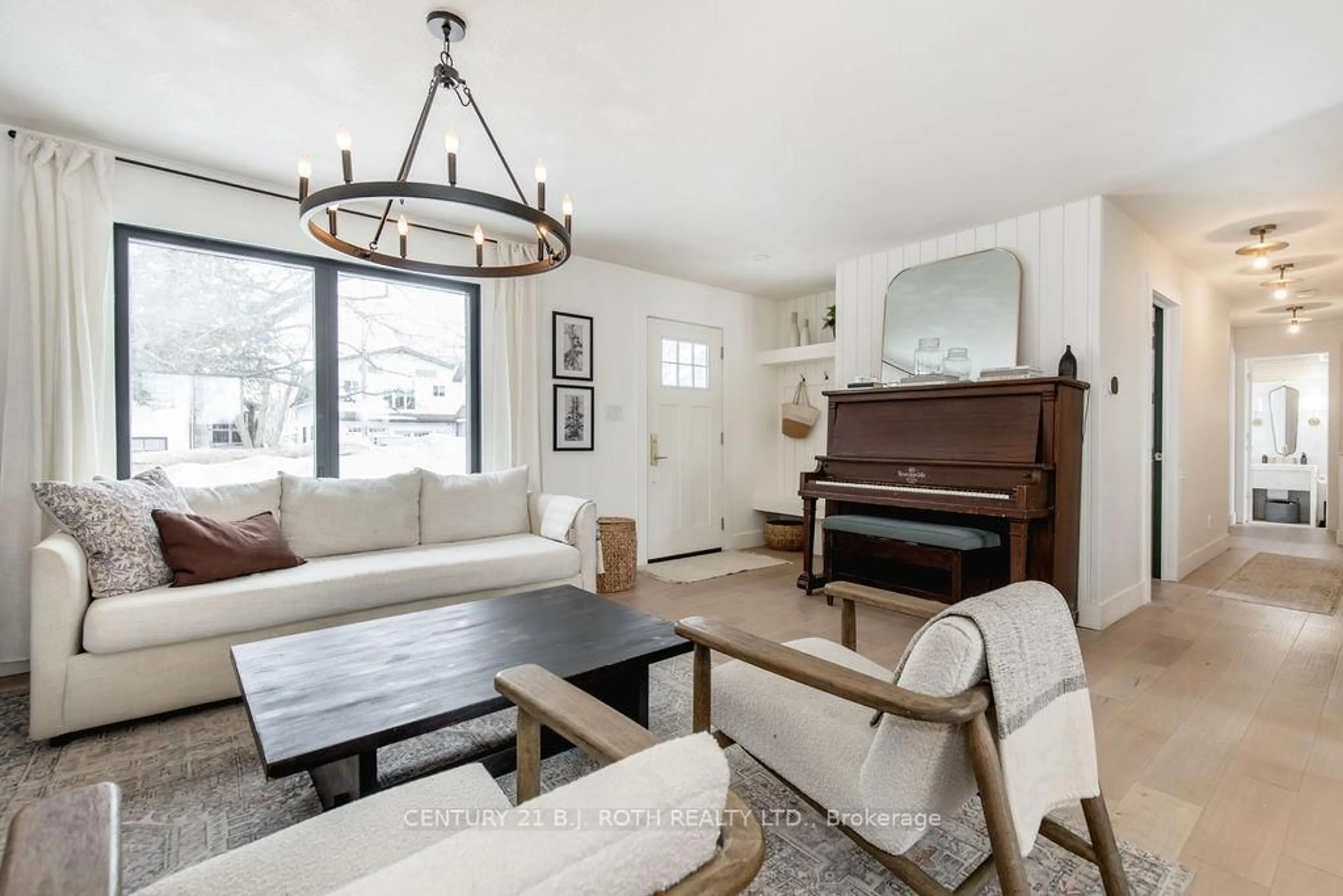 Living room with furniture, unknown for 7845 YONGE St, Innisfil Ontario L9S 1K8