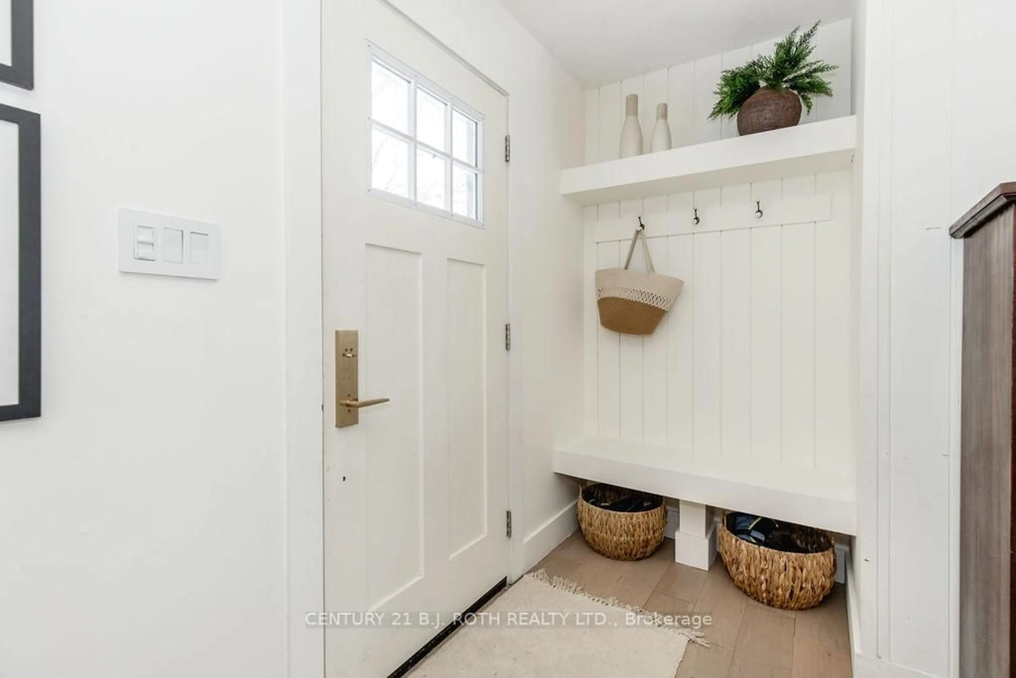 Indoor entryway for 7845 YONGE St, Innisfil Ontario L9S 1K8