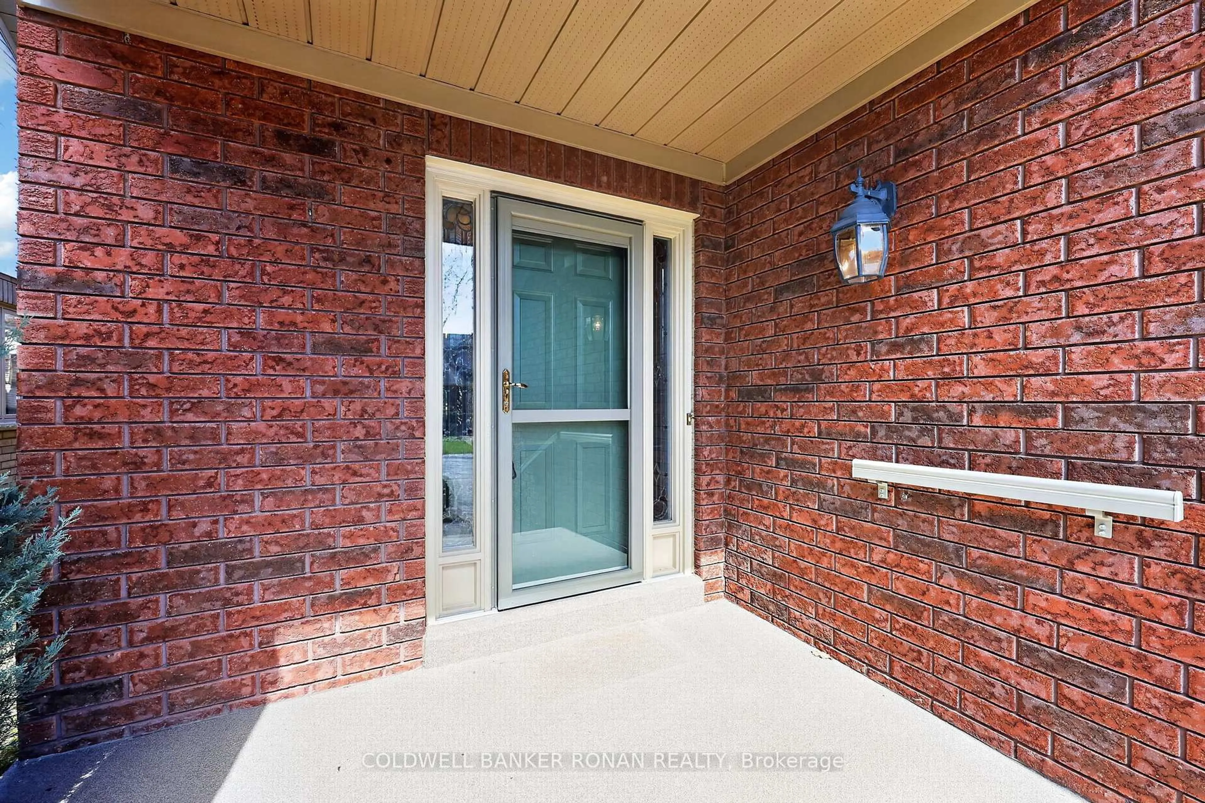 Indoor entryway for 146 Bella Vista Tr, New Tecumseth Ontario L9K 2G8