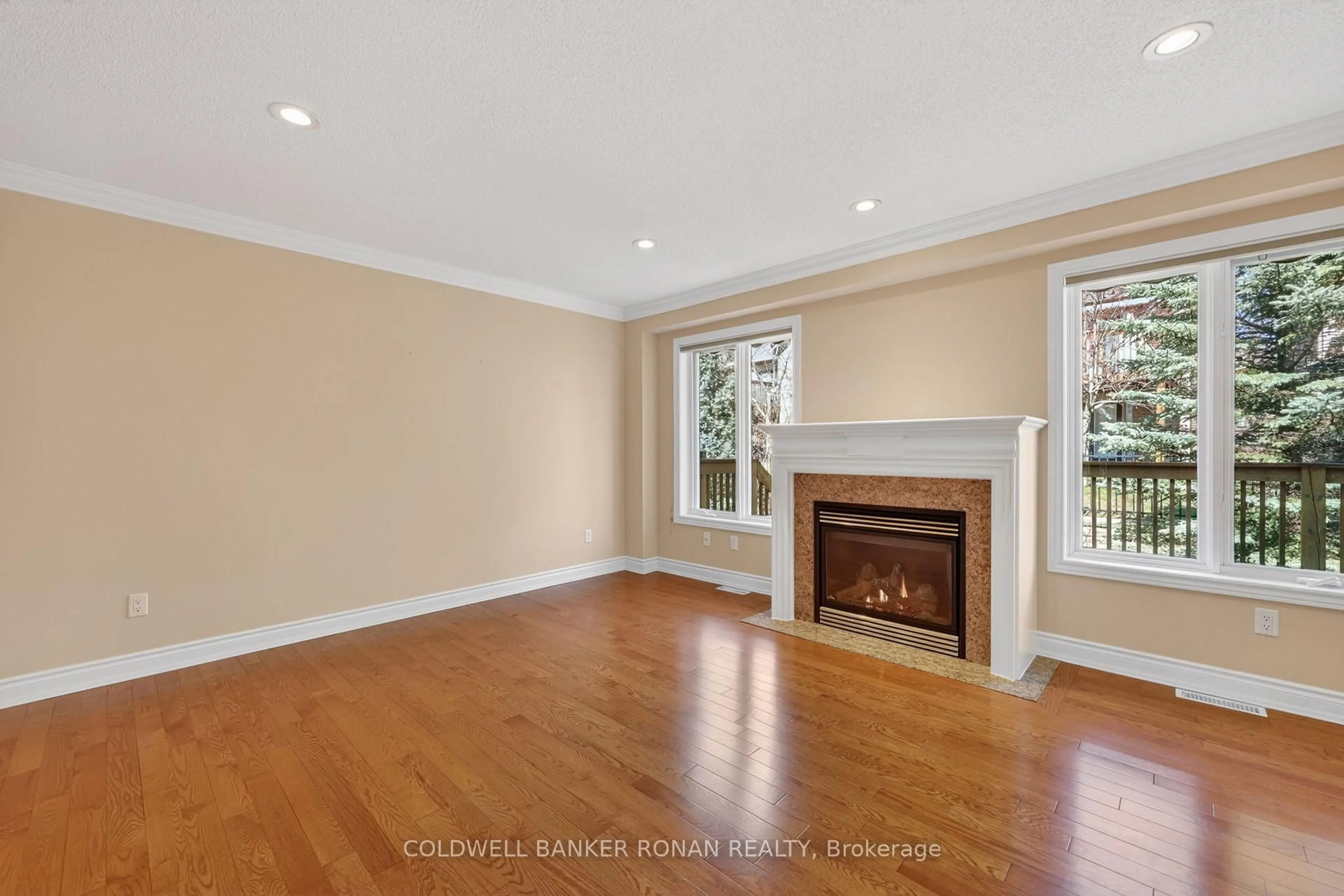 Living room with furniture, wood/laminate floor for 146 Bella Vista Tr, New Tecumseth Ontario L9K 2G8