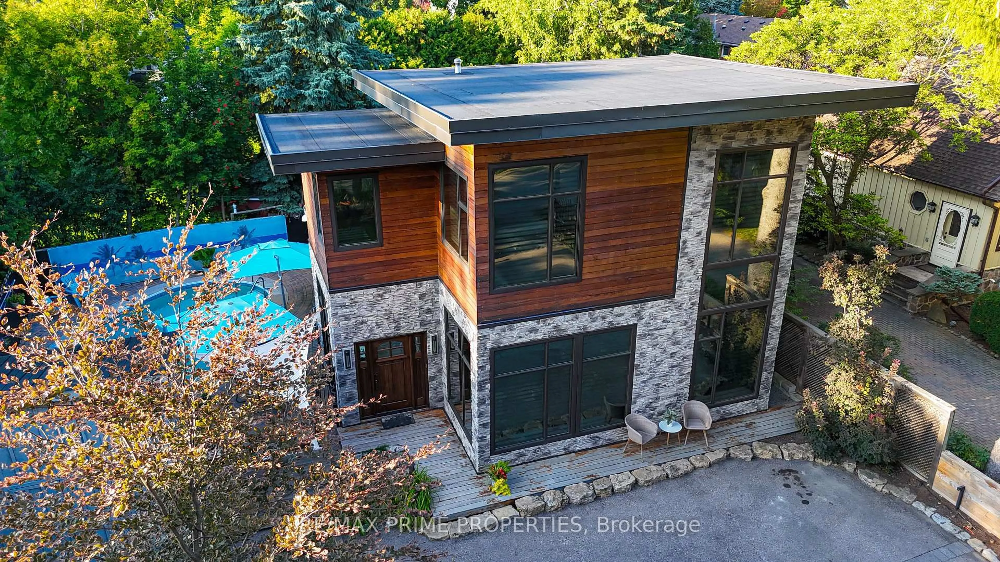 A pic from outside/outdoor area/front of a property/back of a property/a pic from drone, building for 227 second St, Whitchurch-Stouffville Ontario L4A 1B9
