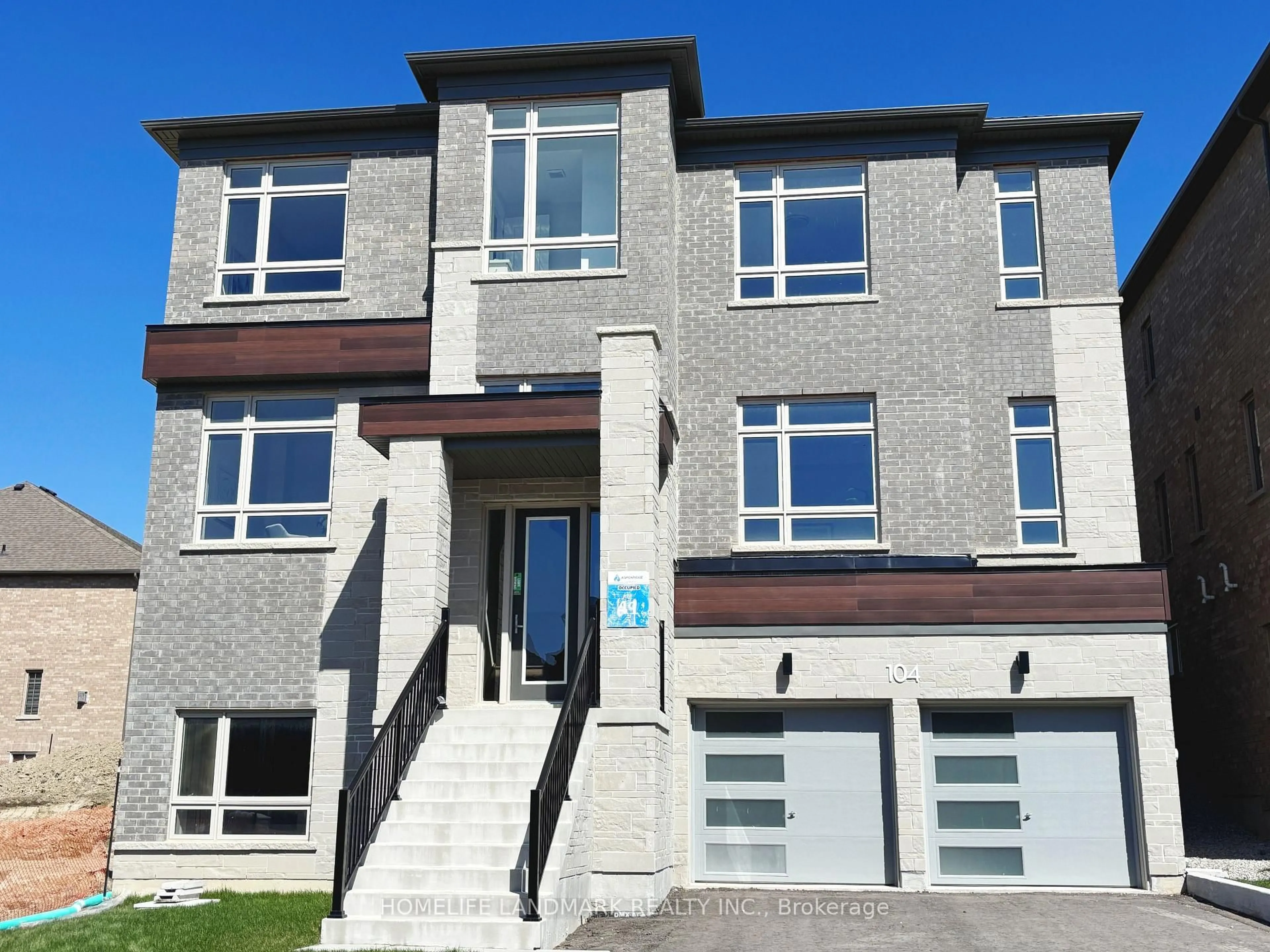 Home with brick exterior material, street for 104 Wraggs Rd, Bradford West Gwillimbury Ontario L3Z 4N2