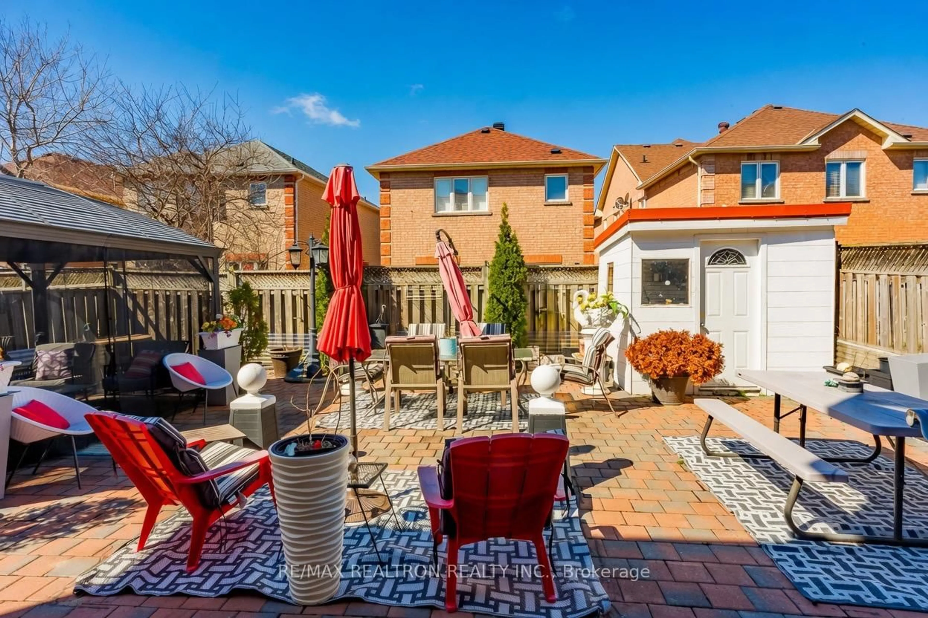 Patio, street for 206 Featherstone Ave, Markham Ontario L3S 4J1