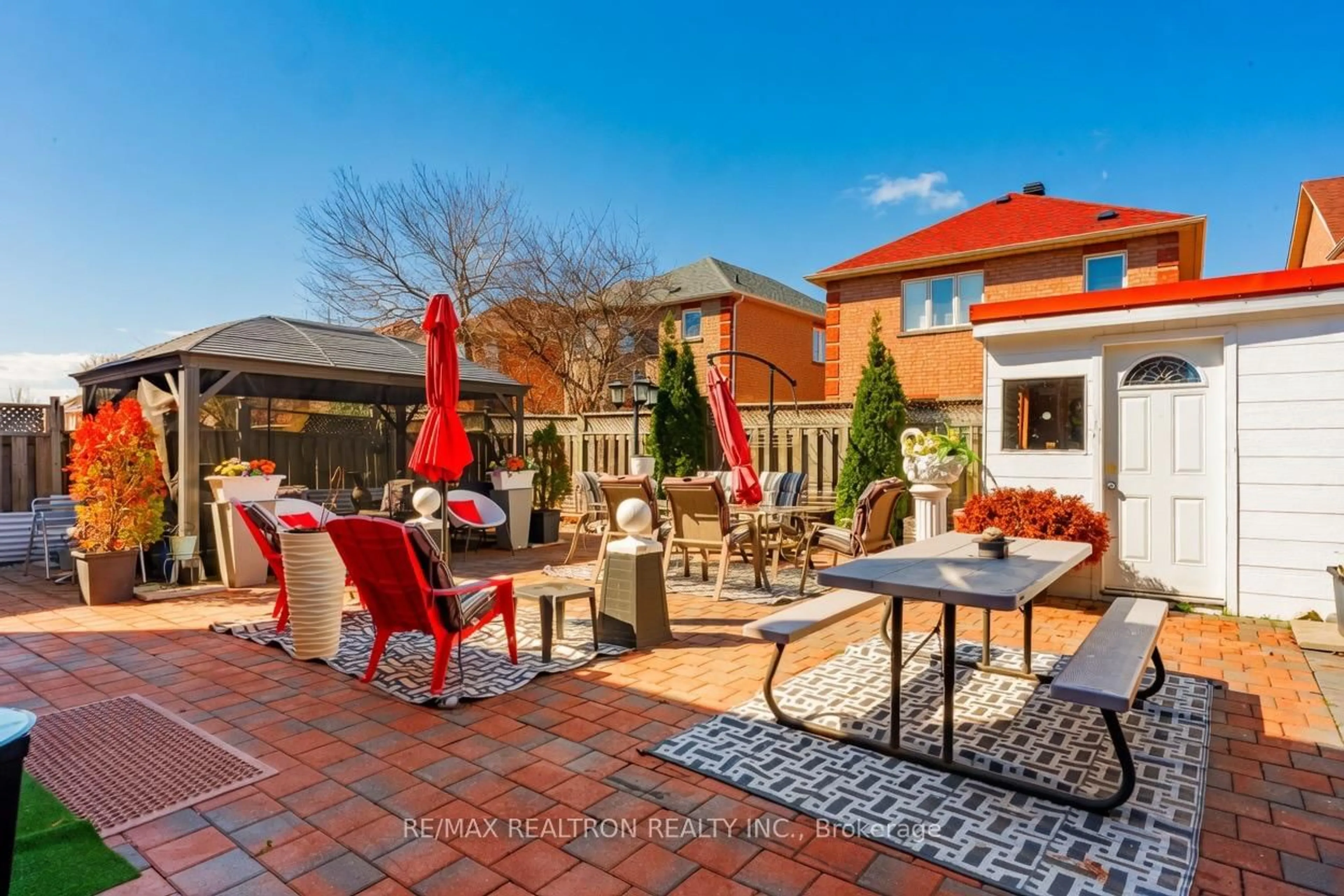 Patio, street for 206 Featherstone Ave, Markham Ontario L3S 4J1