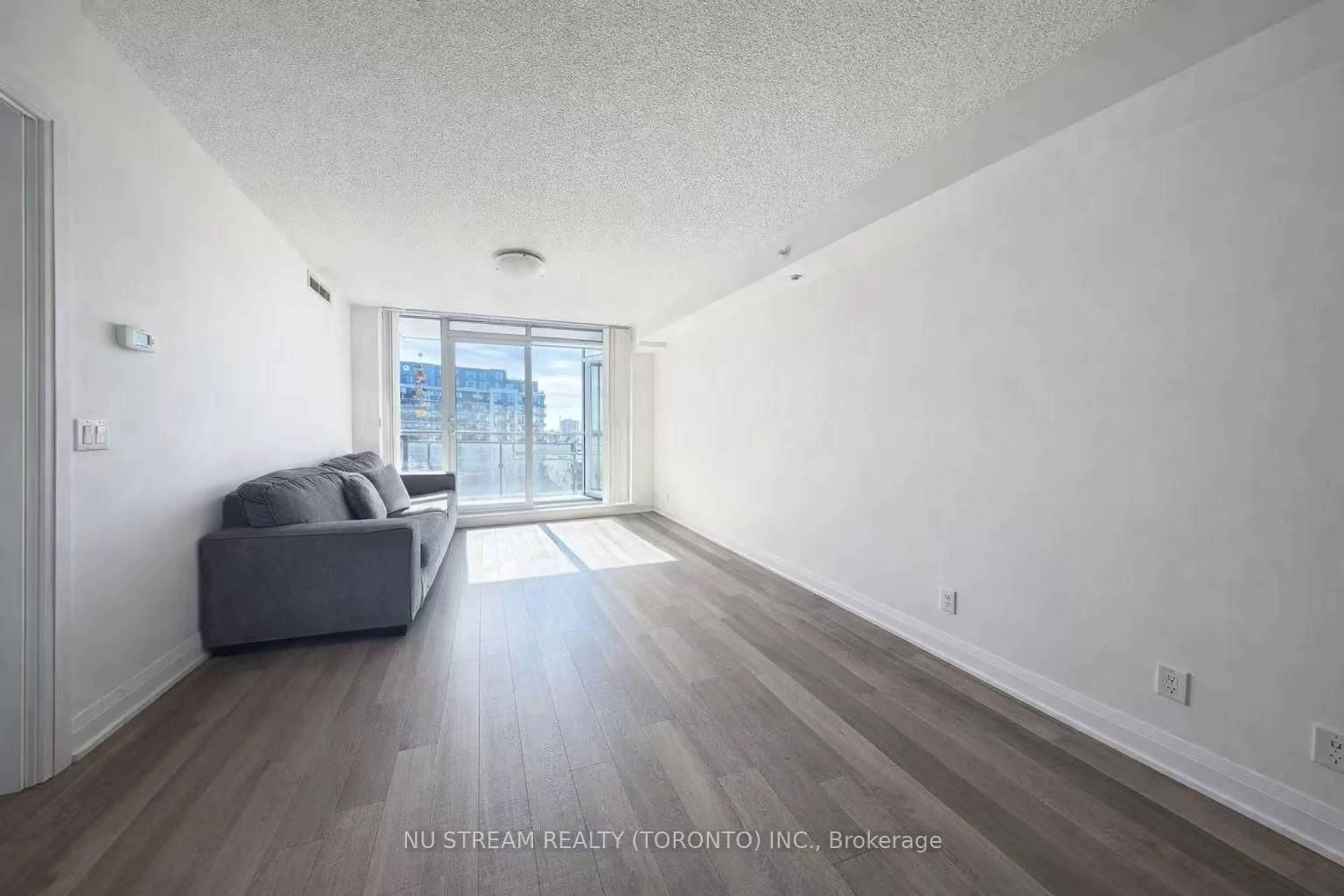 A pic of a room for 372 Hwy 7 #721, Richmond Hill Ontario L4B 0C6