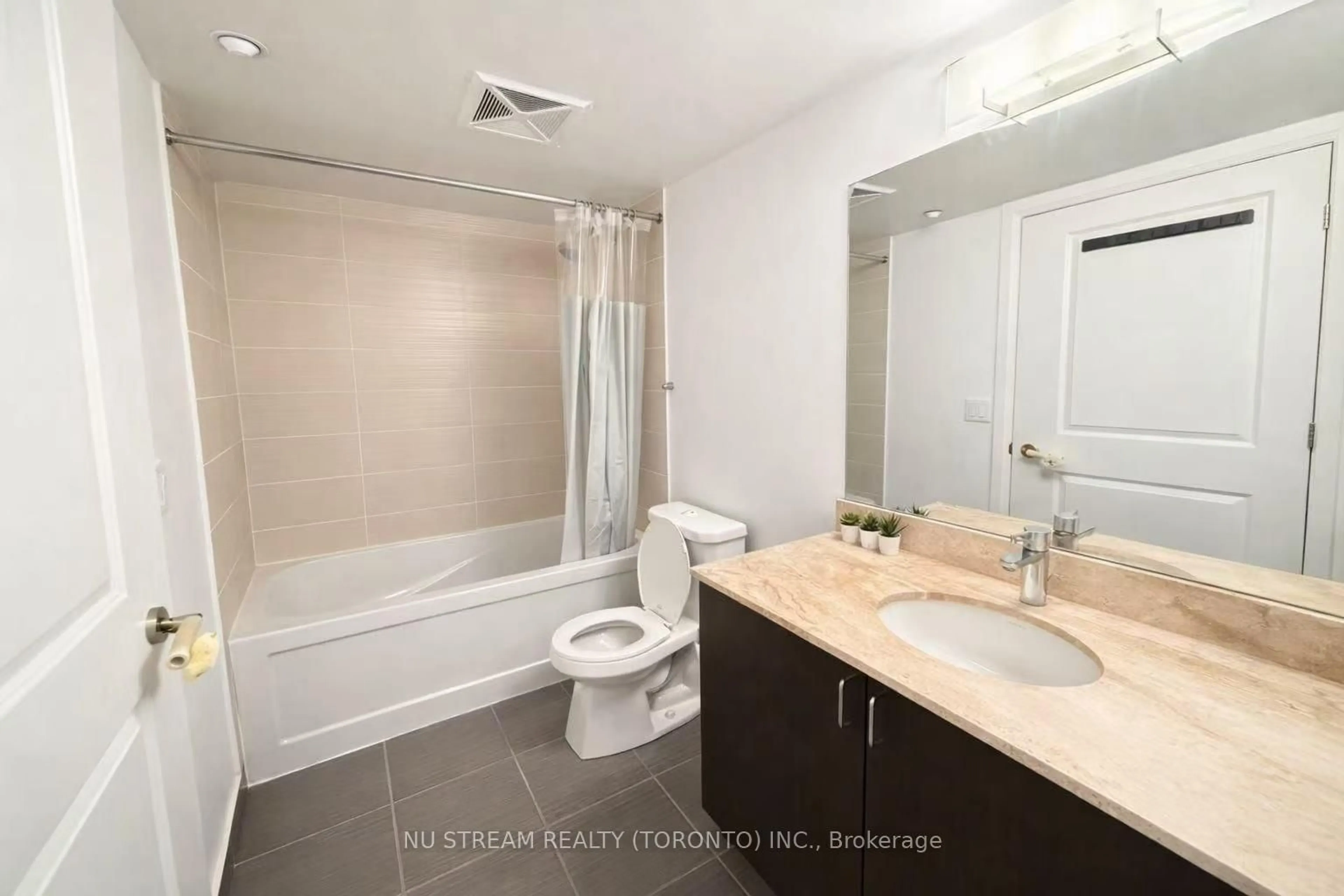 Standard bathroom, ceramic/tile floor for 372 Hwy 7 #721, Richmond Hill Ontario L4B 0C6