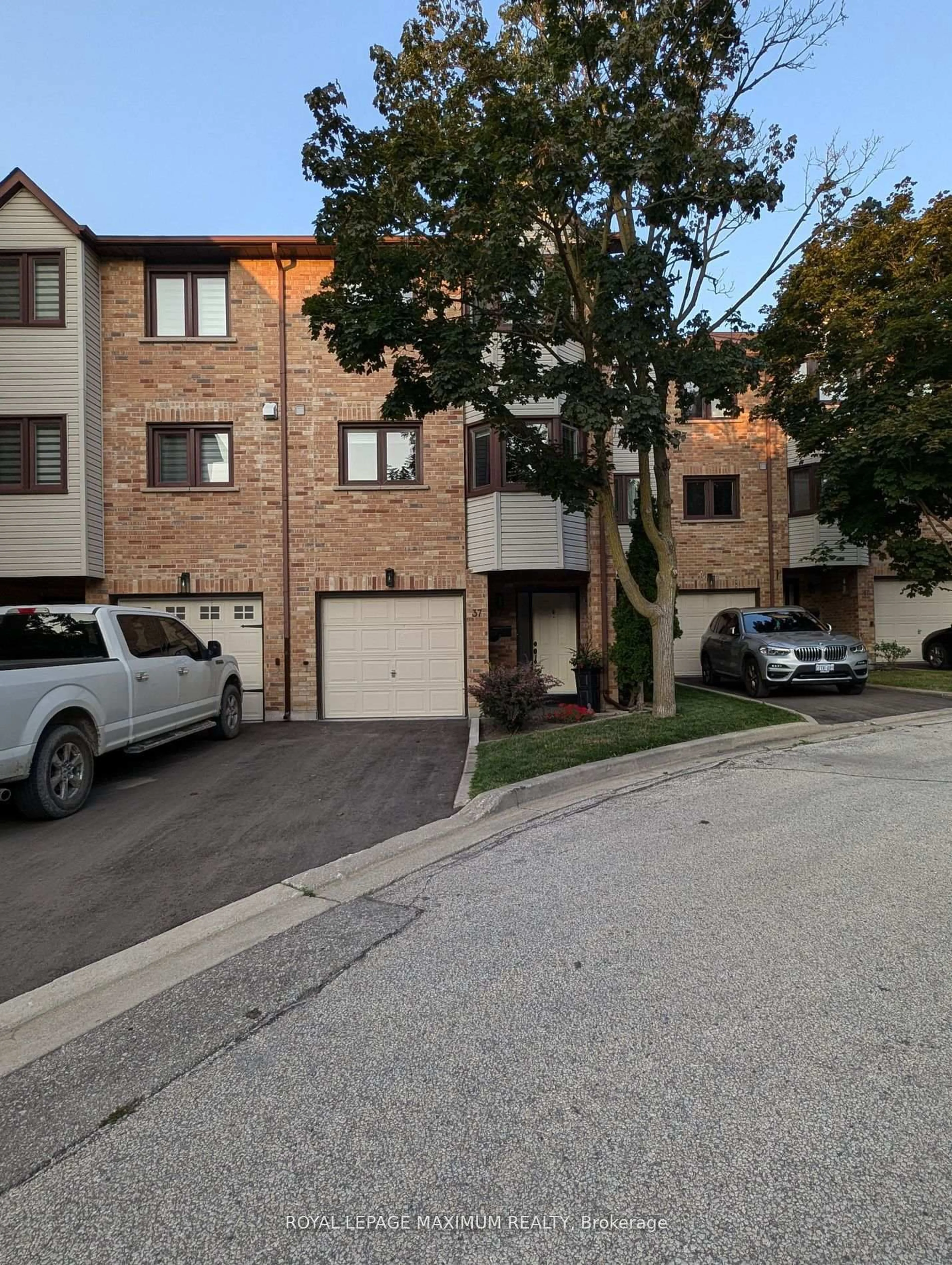 A pic from outside/outdoor area/front of a property/back of a property/a pic from drone, street for 37 Old Firehall Lane, Vaughan Ontario L4L 8W3