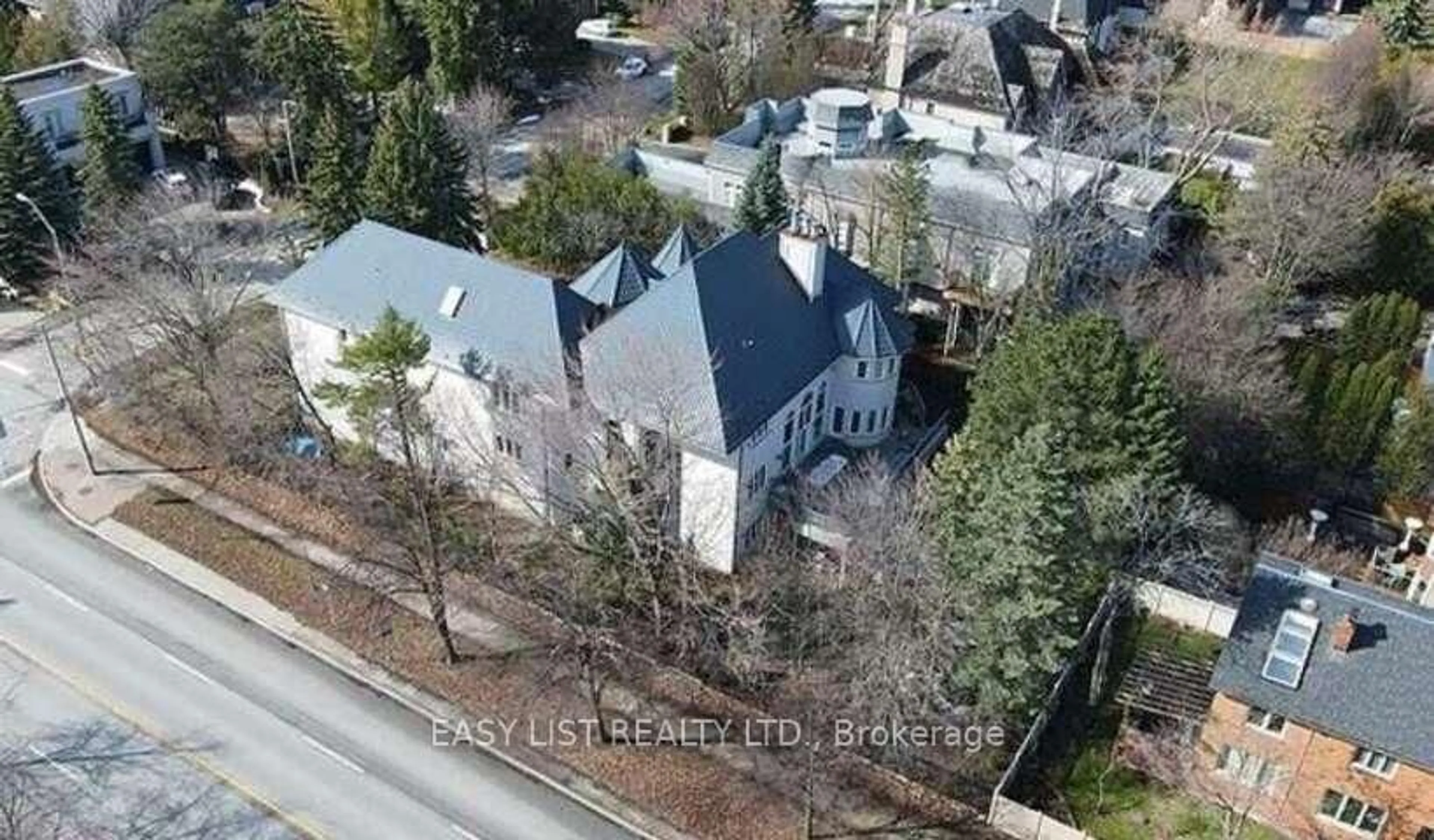 A pic from outside/outdoor area/front of a property/back of a property/a pic from drone, street for 206 Arnold Ave, Vaughan Ontario L4J 1B9