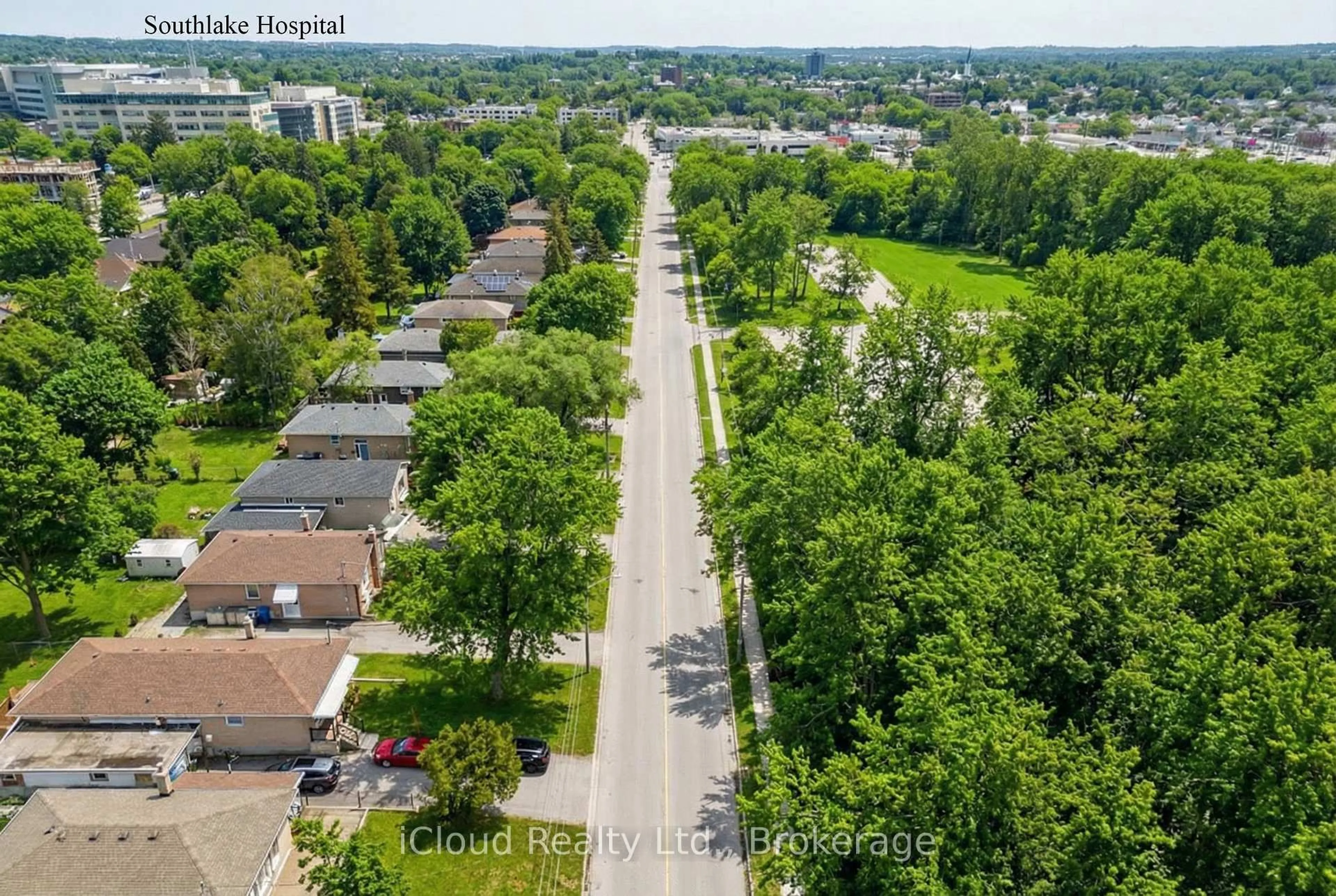 A pic from outside/outdoor area/front of a property/back of a property/a pic from drone, street for 107 Bayview Pkwy, Newmarket Ontario L3Y 3W2