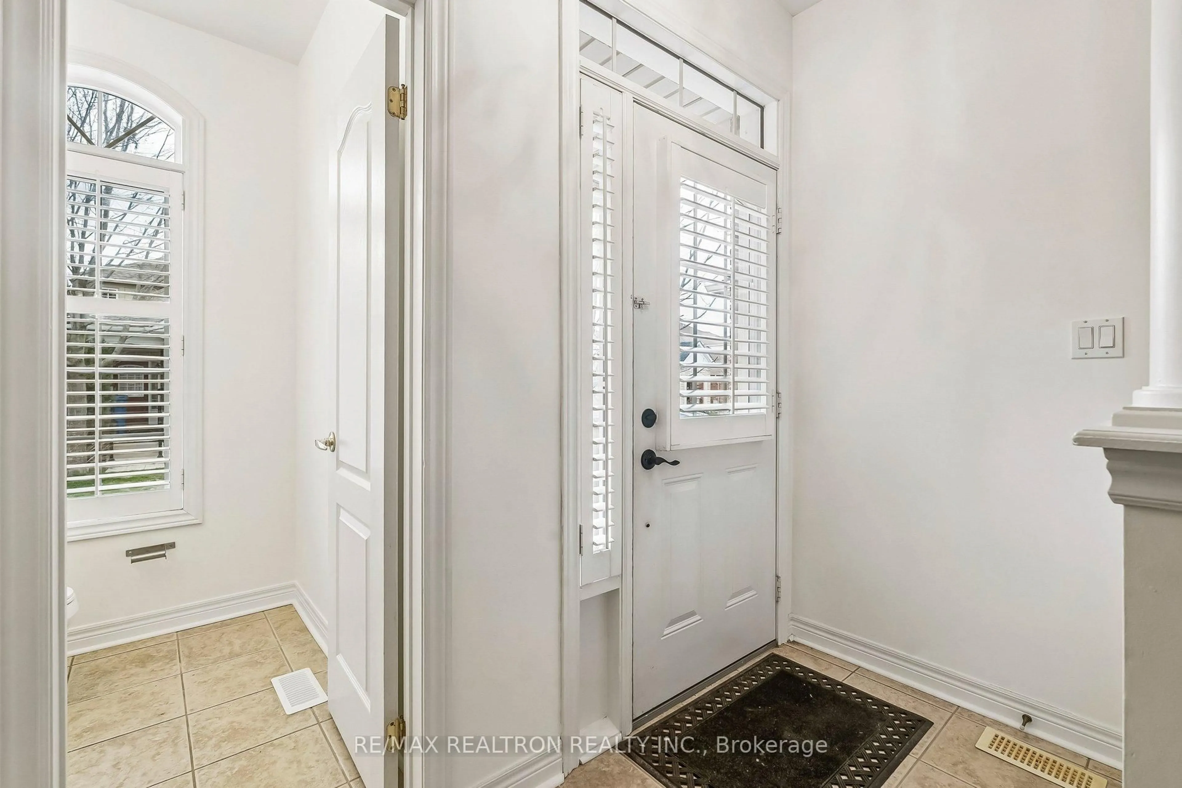 Indoor entryway for 578 Tapestry Lane #14, Newmarket Ontario L3X 3C9