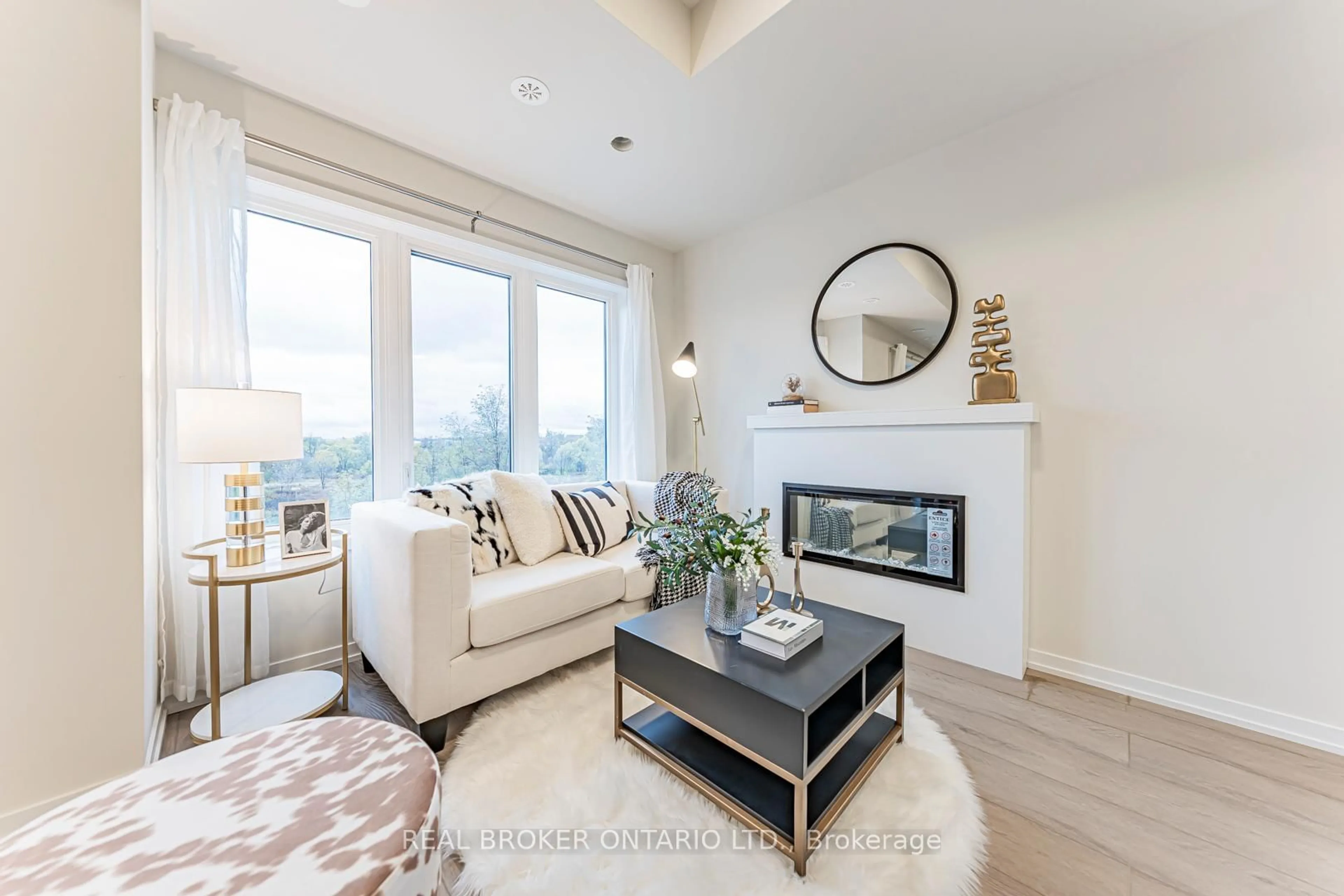 Living room with furniture, unknown for 152 Matawin Lane, Richmond Hill Ontario L4B 0H8