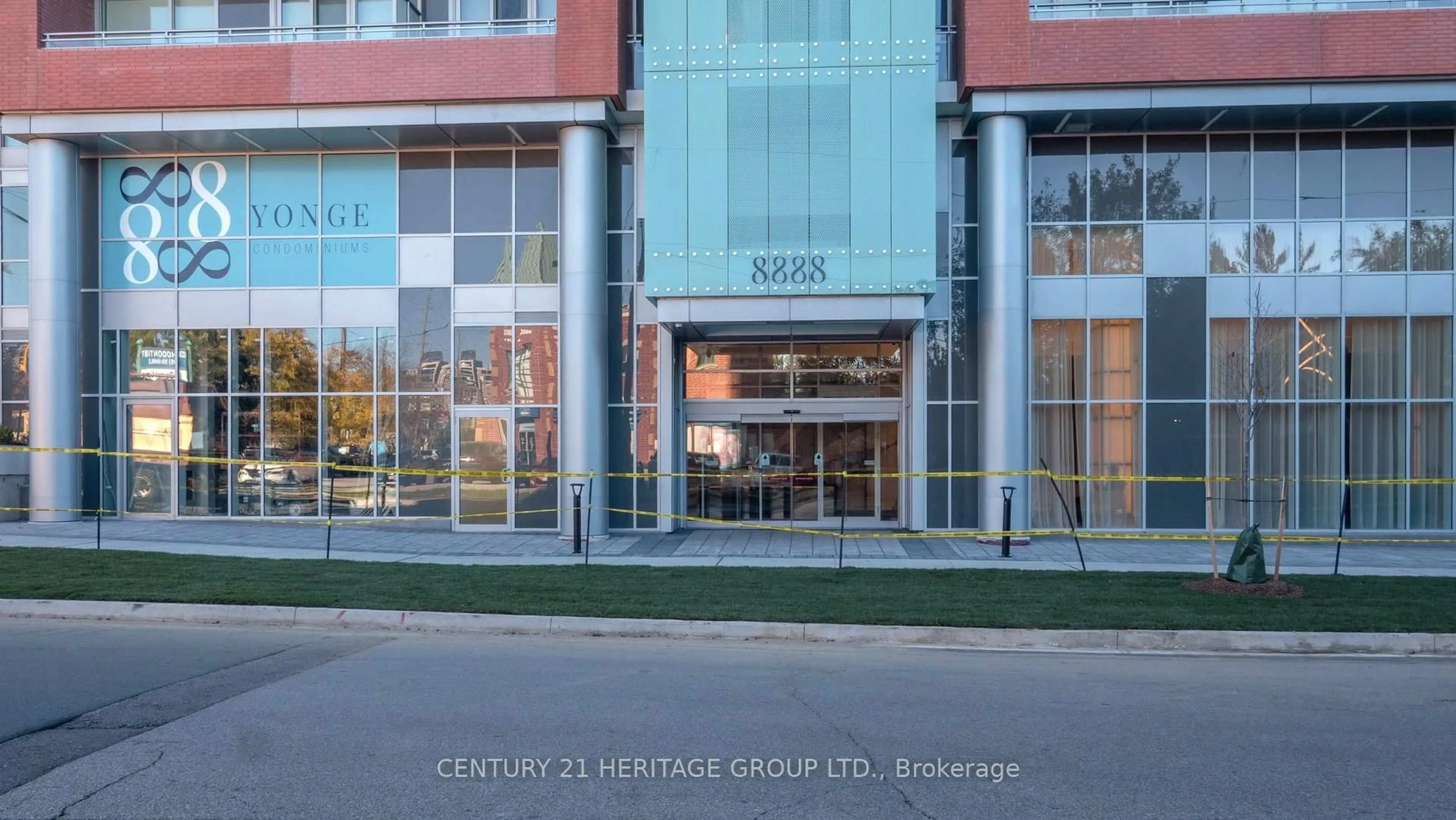 Indoor foyer for 8888 Yonge St #1205, Richmond Hill Ontario L4C 6Z1