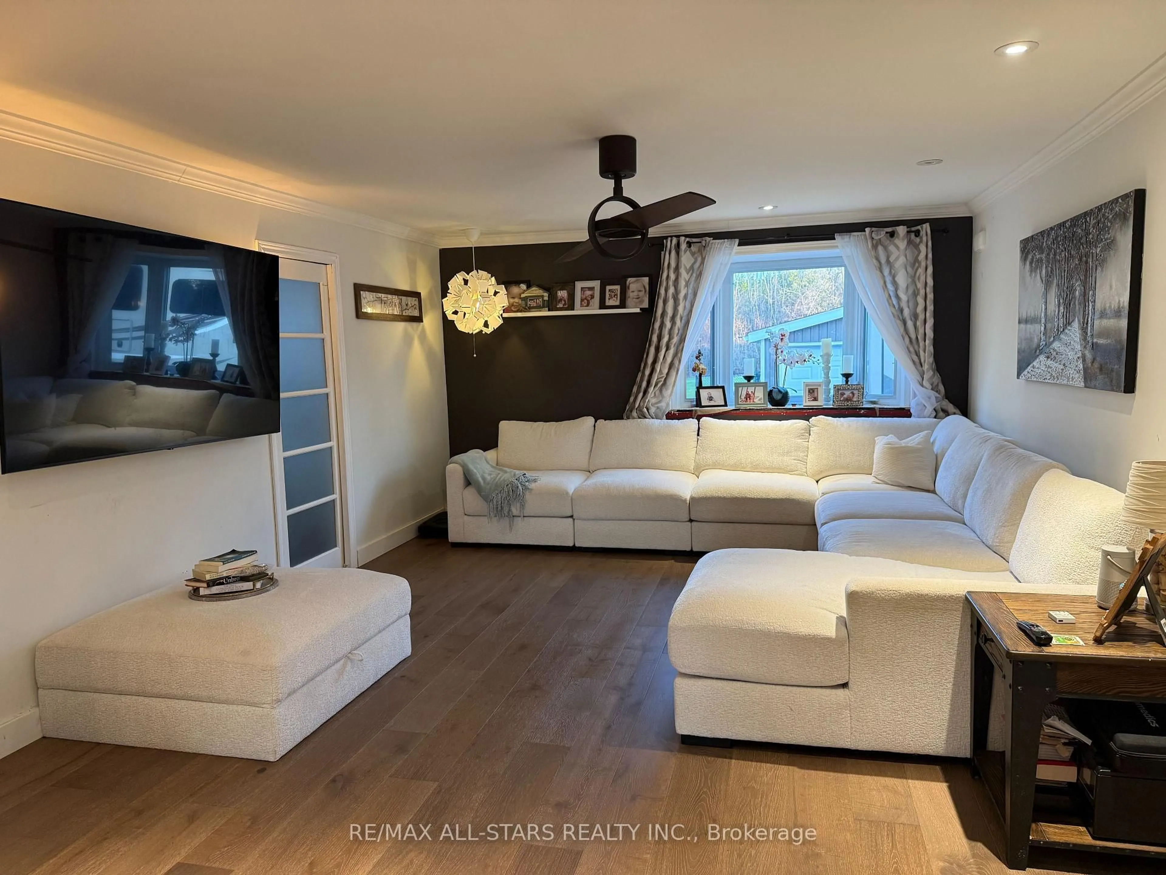 Living room with furniture, wood/laminate floor for 31 O'Dell Lane, Georgina Ontario L0E 1S0