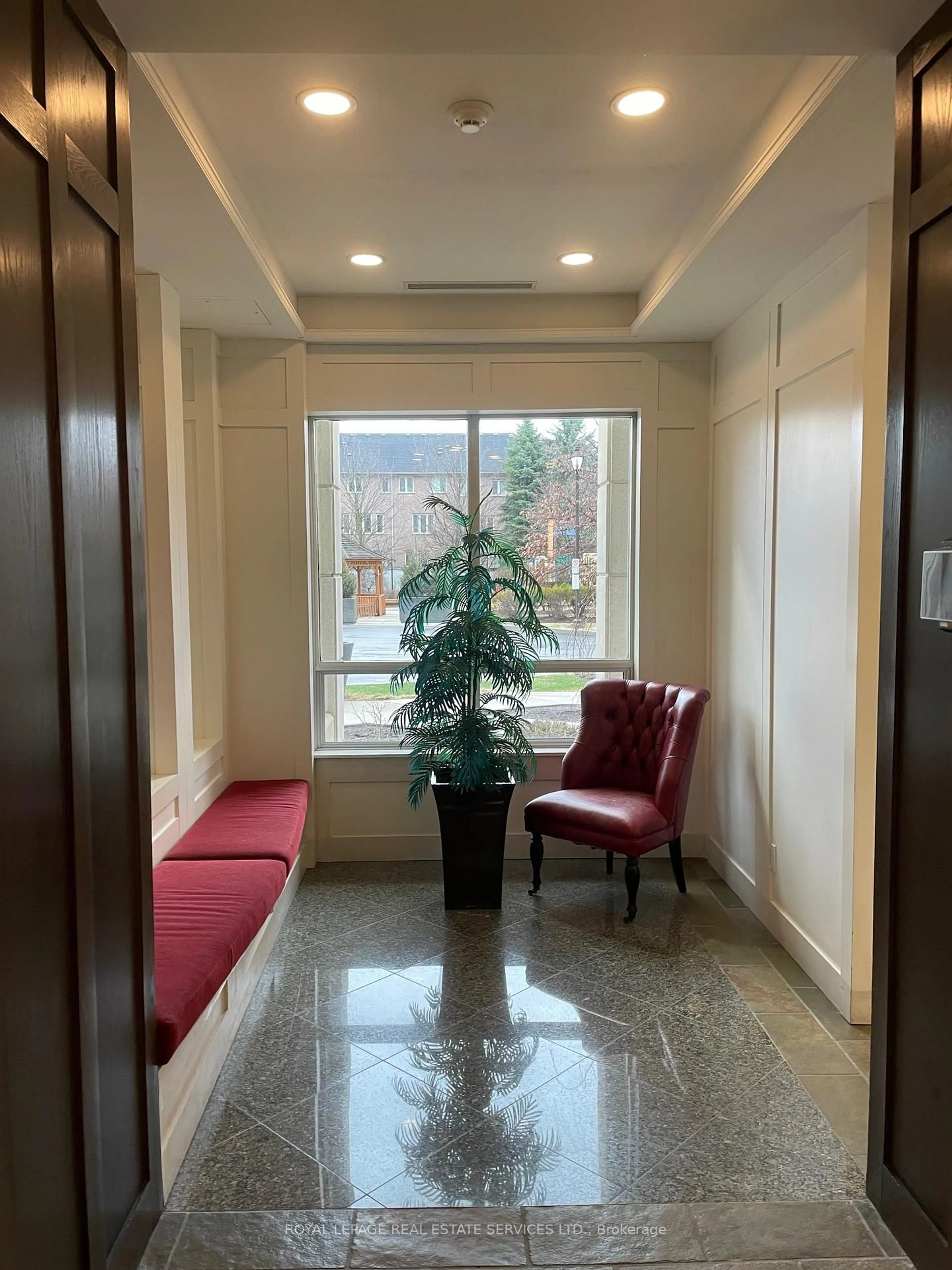 Indoor foyer for 29 Northern Heights Dr #203, Richmond Hill Ontario L4B 4L8