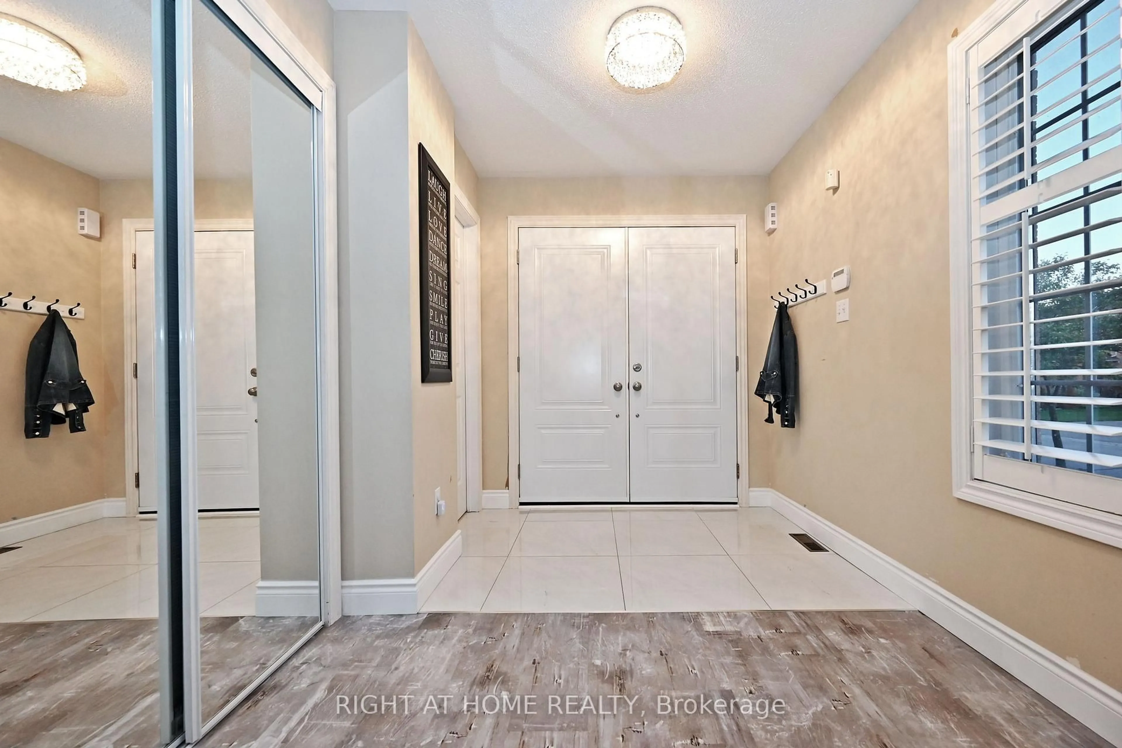 Indoor entryway for 73 Bloomgate Cres, Richmond Hill Ontario L4E 3Z1