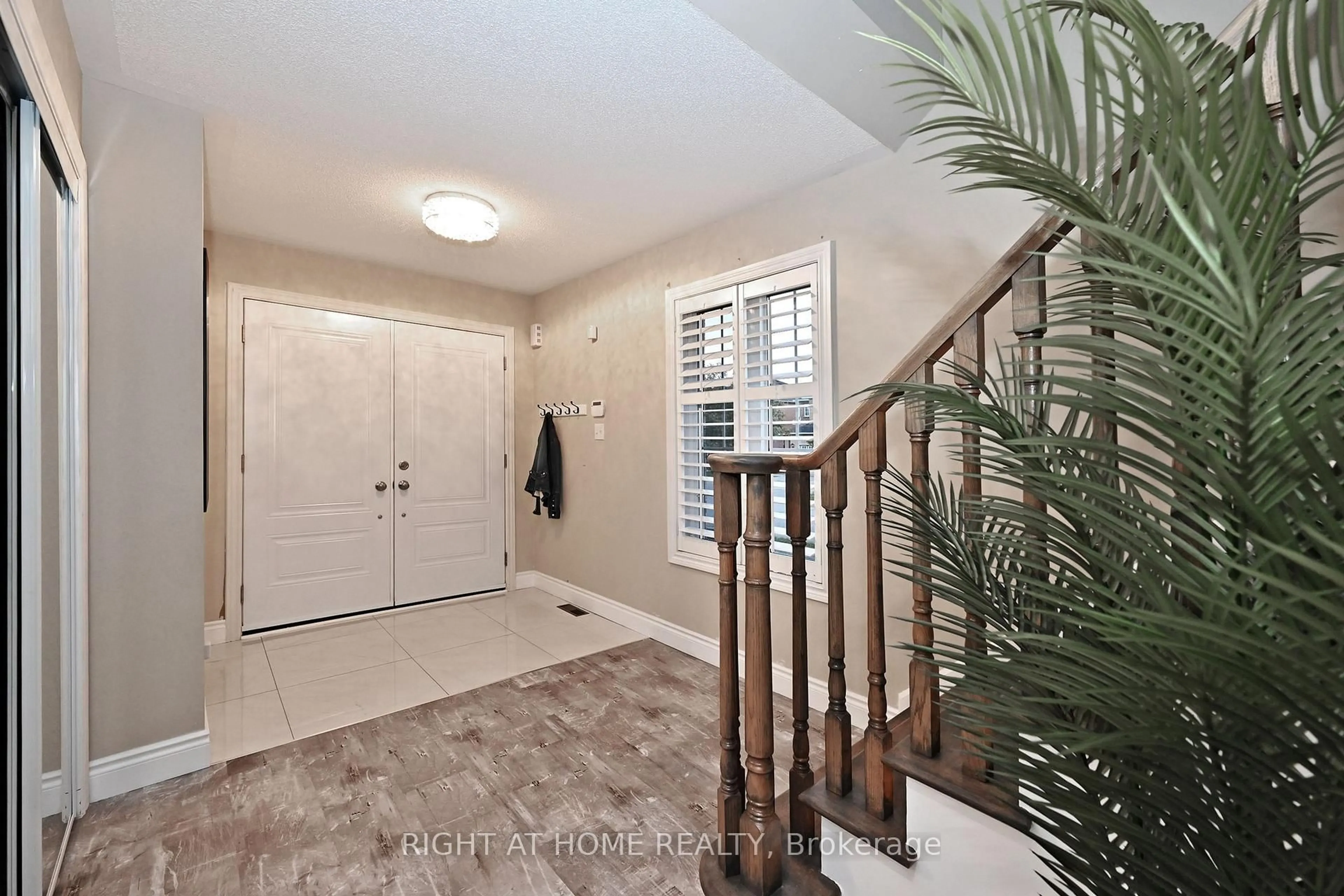 Indoor entryway for 73 Bloomgate Cres, Richmond Hill Ontario L4E 3Z1