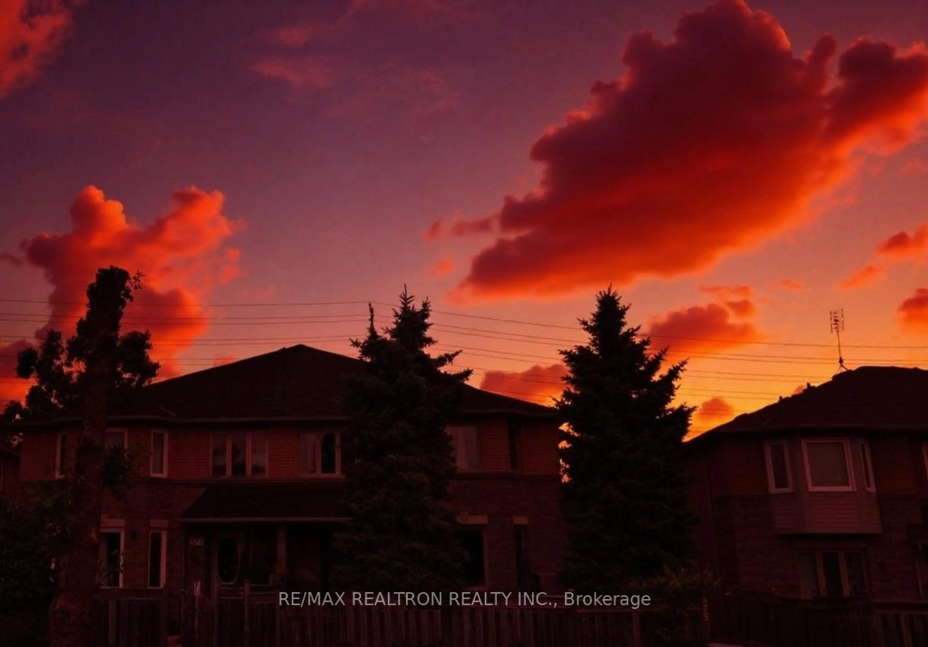 Blurry image for 575 Walpole Cres, Newmarket Ontario L3X 2B5