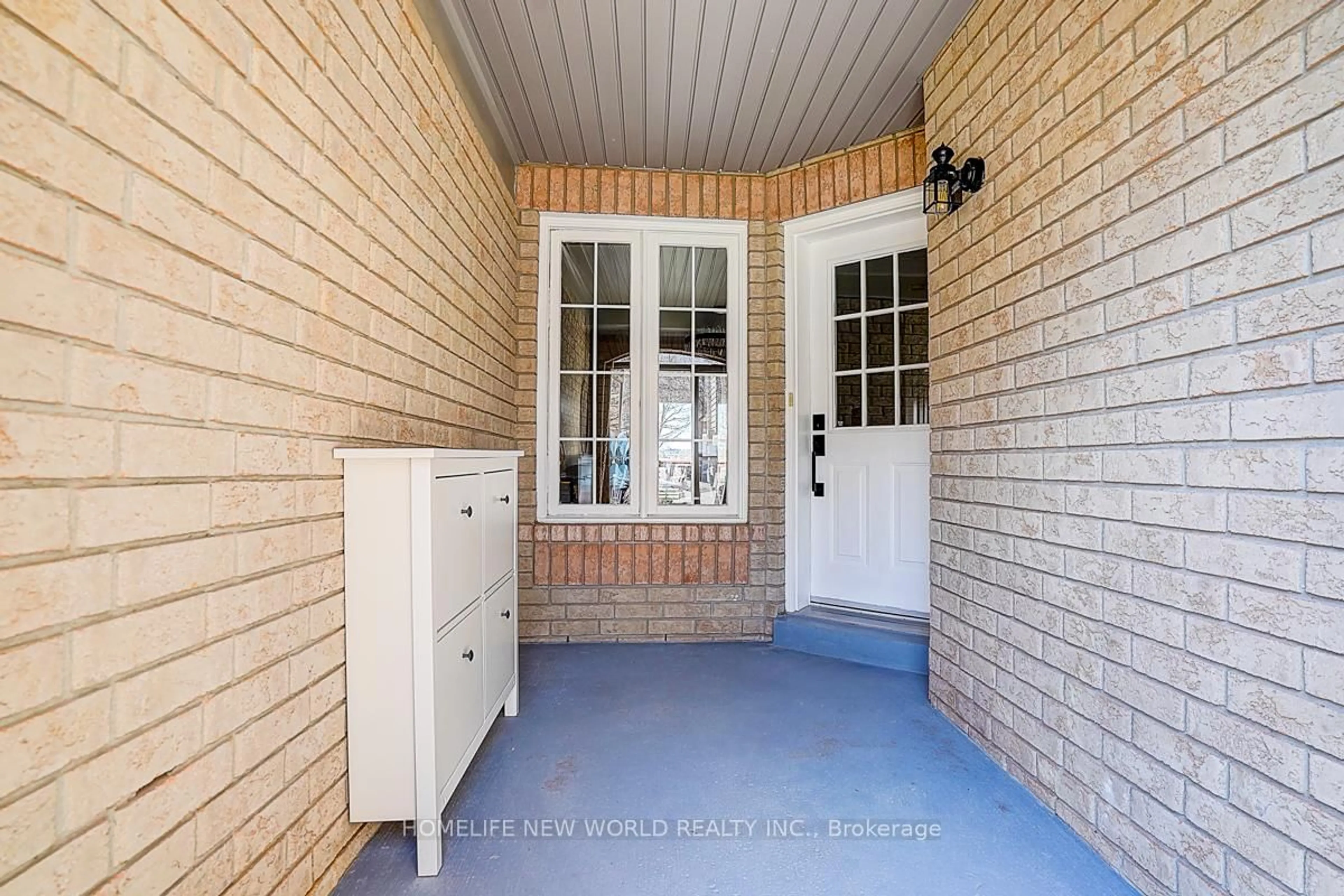 Indoor entryway for 22 Stiles Ave, Aurora Ontario L4G 7N3