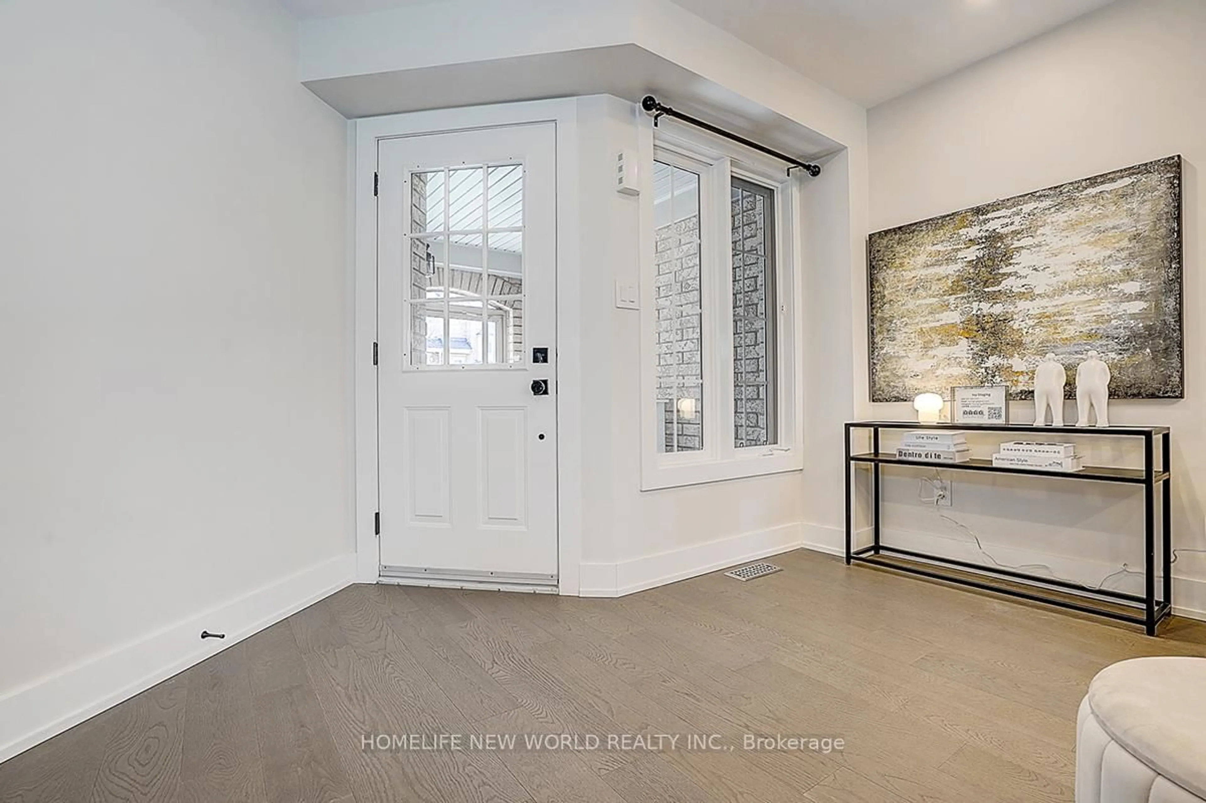Indoor entryway for 22 Stiles Ave, Aurora Ontario L4G 7N3