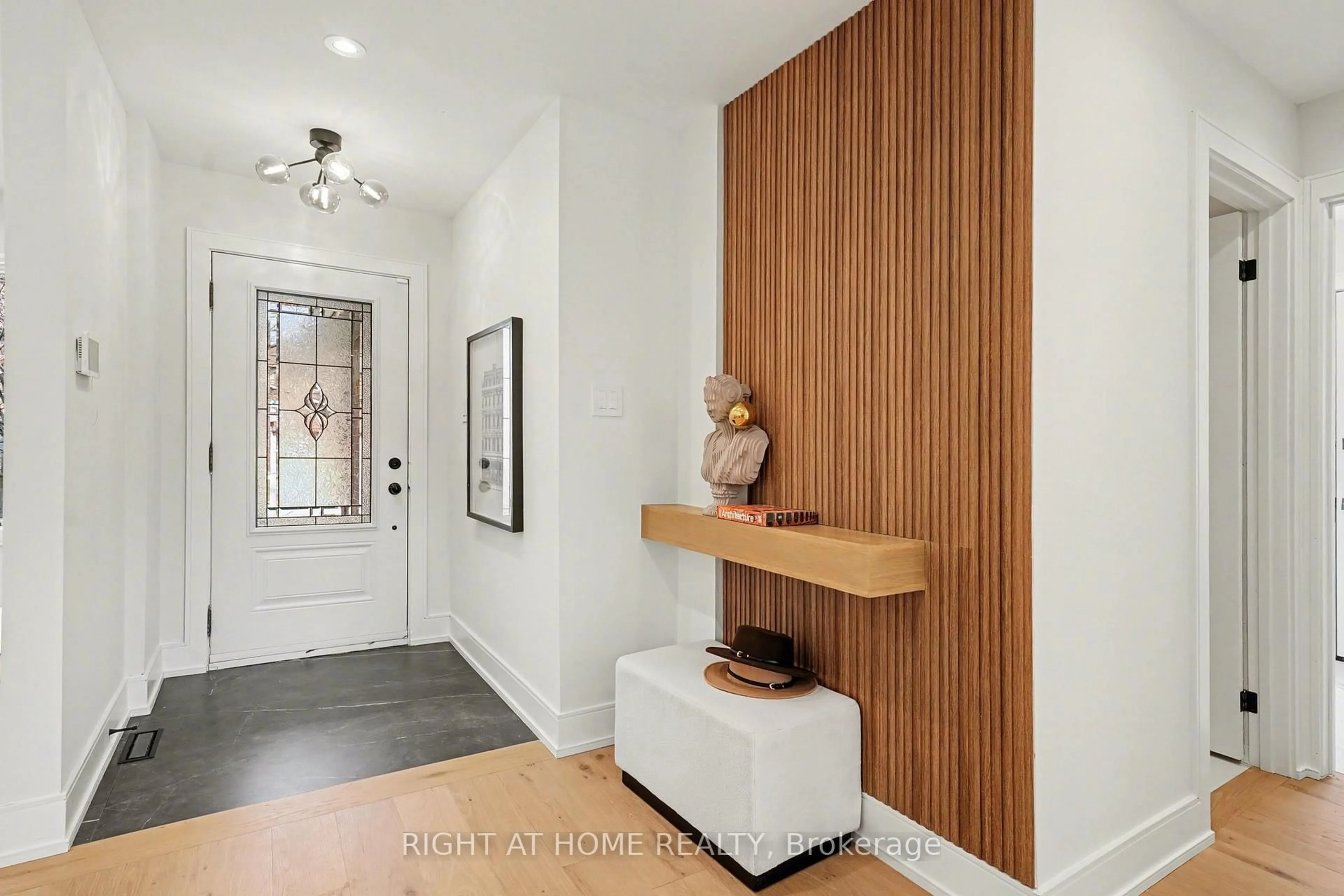 Indoor entryway for 19 LANG Rd, Markham Ontario L3T 7E8