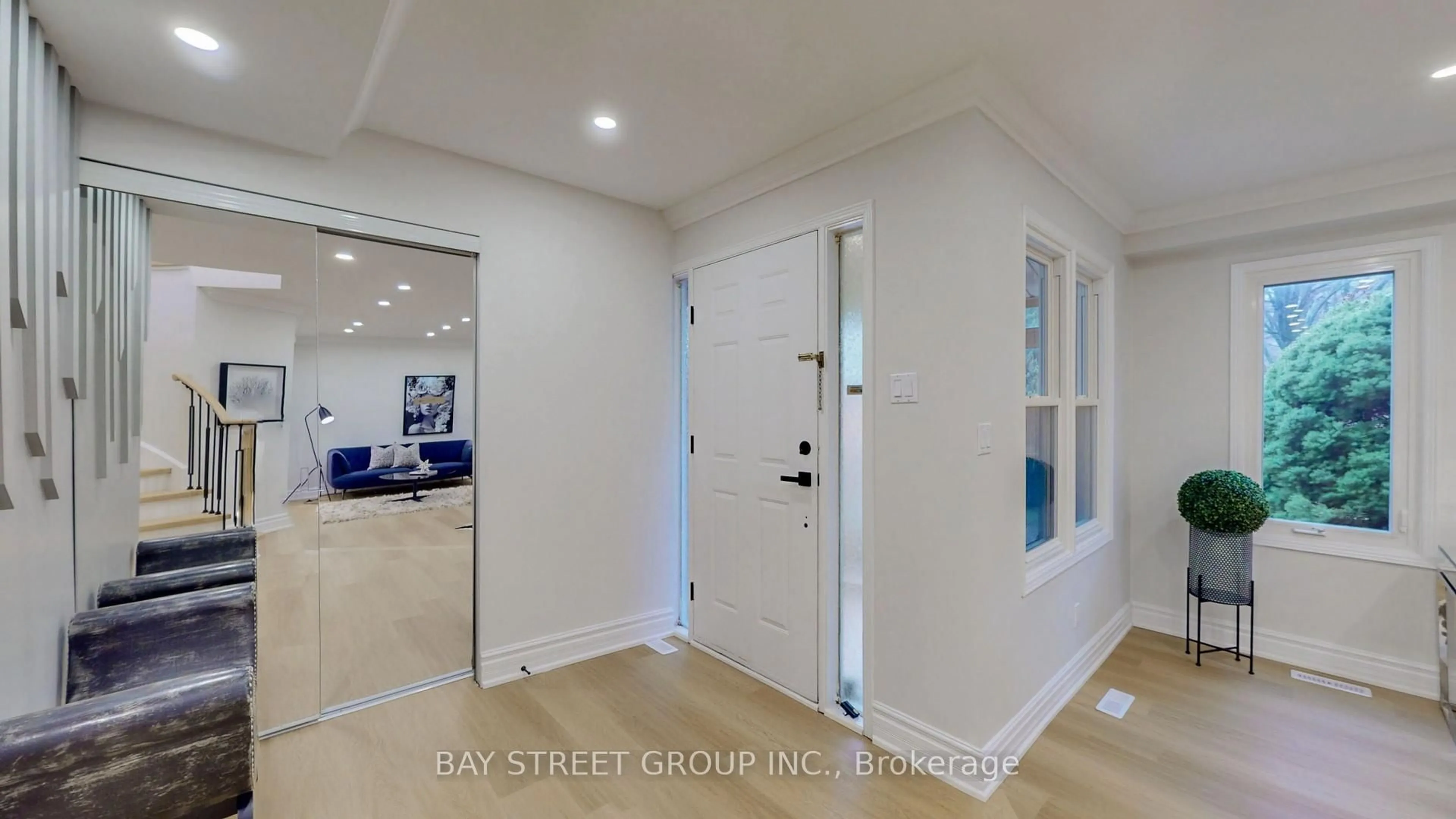 Indoor entryway for 31 Cavalry Tr, Markham Ontario L3R 9H3