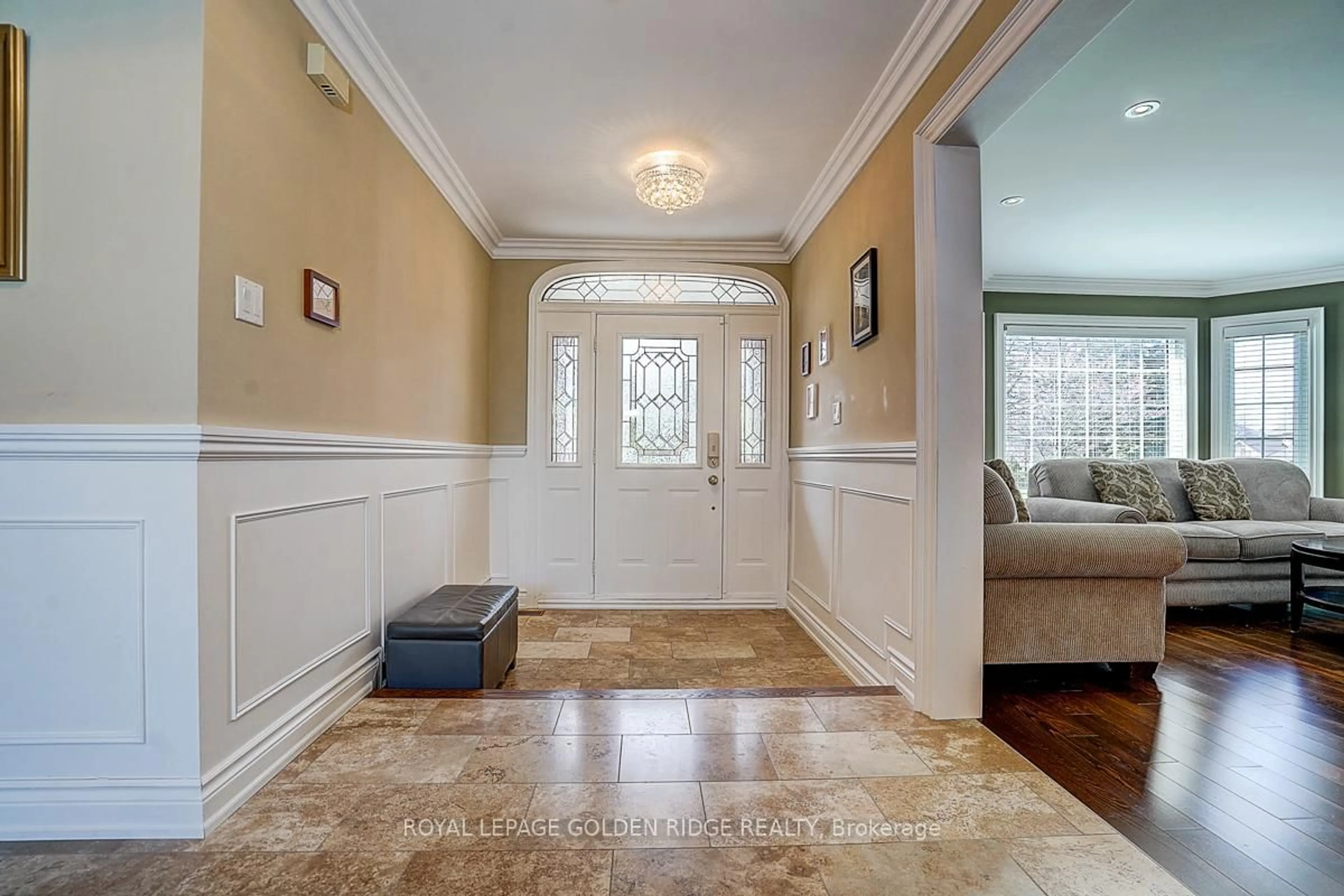 Indoor entryway for 725 Exceller Circ, Newmarket Ontario L3X 1P4