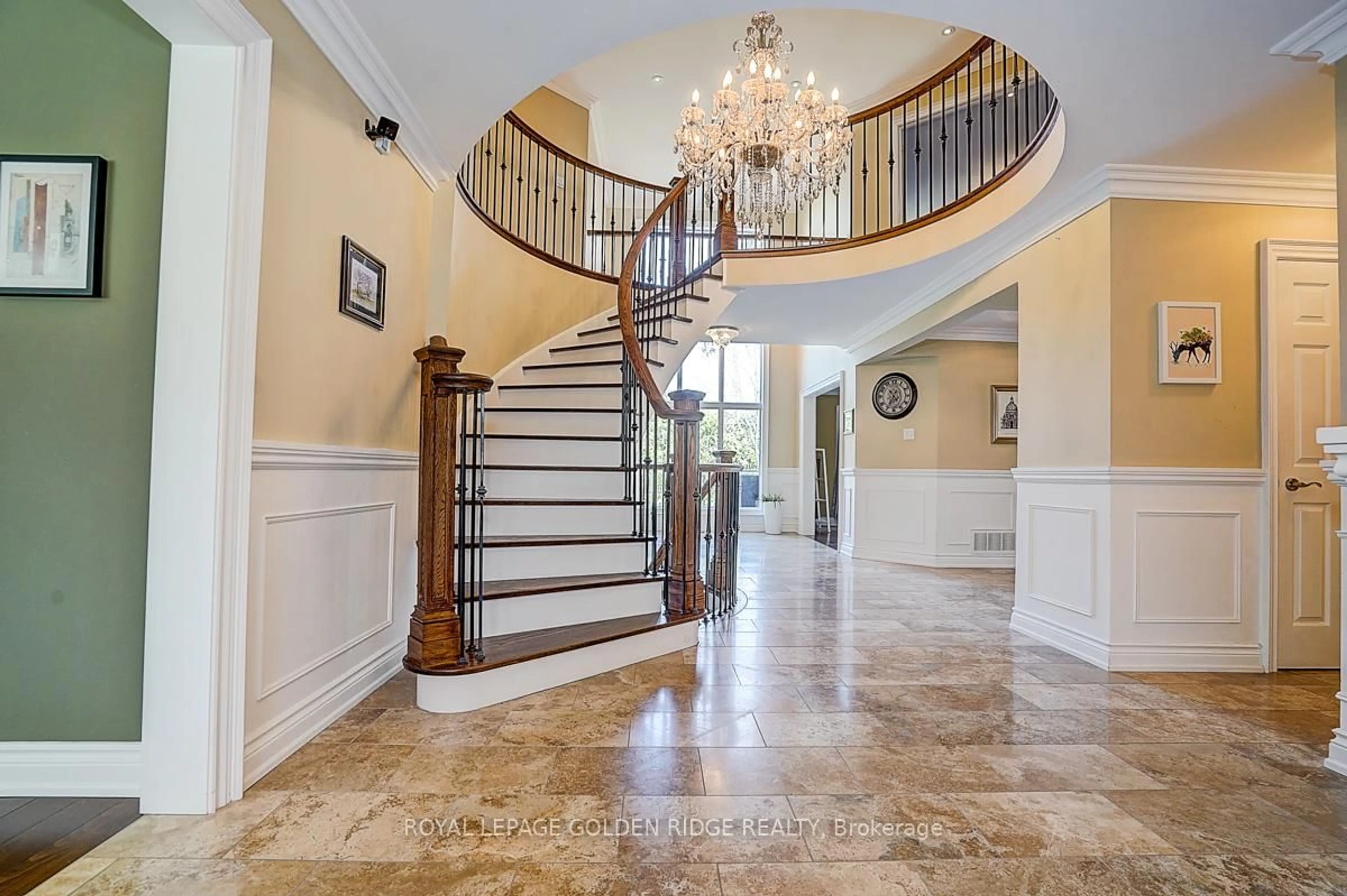 Indoor foyer for 725 Exceller Circ, Newmarket Ontario L3X 1P4