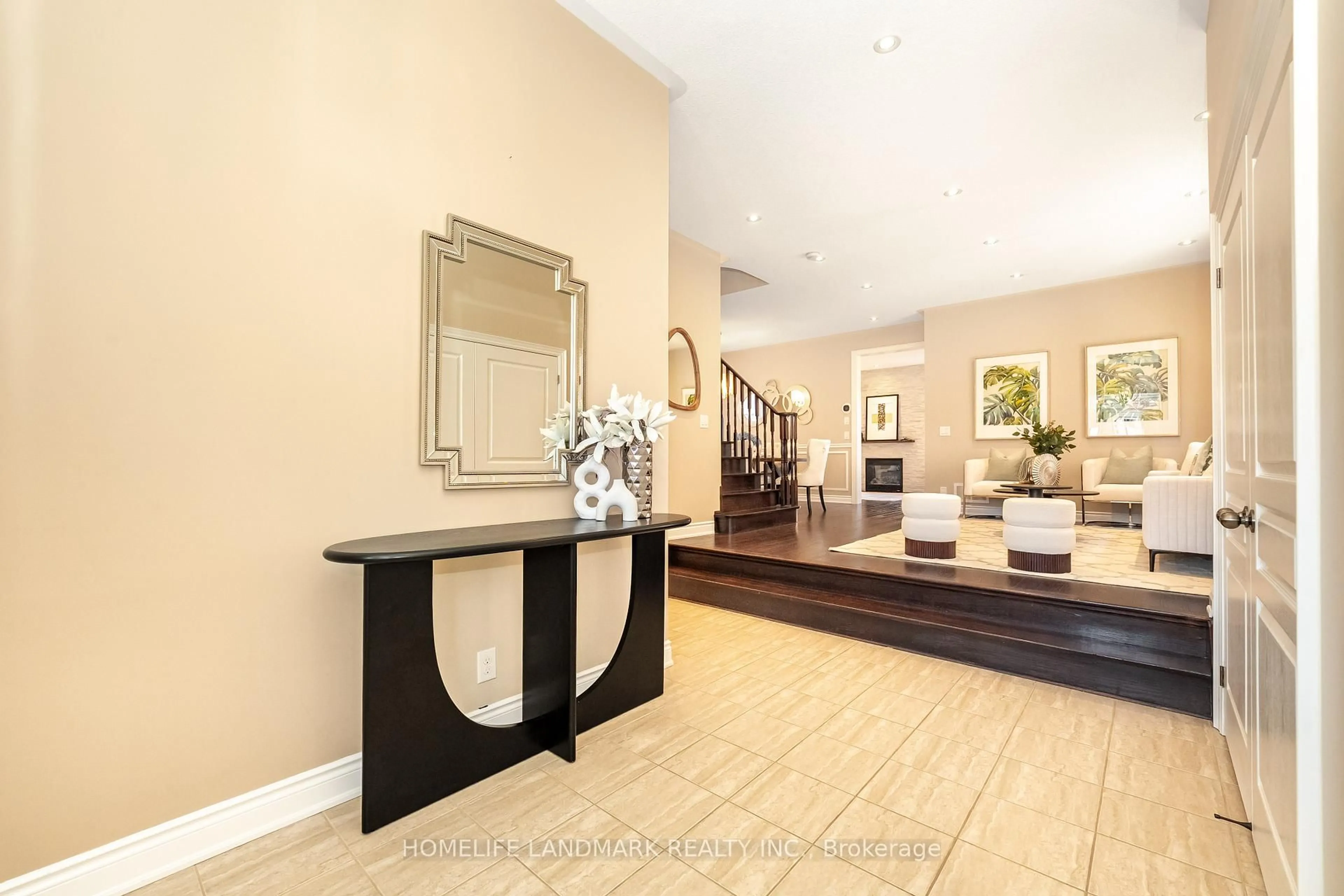 Indoor foyer for 9 OLD FIELD Cres, East Gwillimbury Ontario L9N 0A5