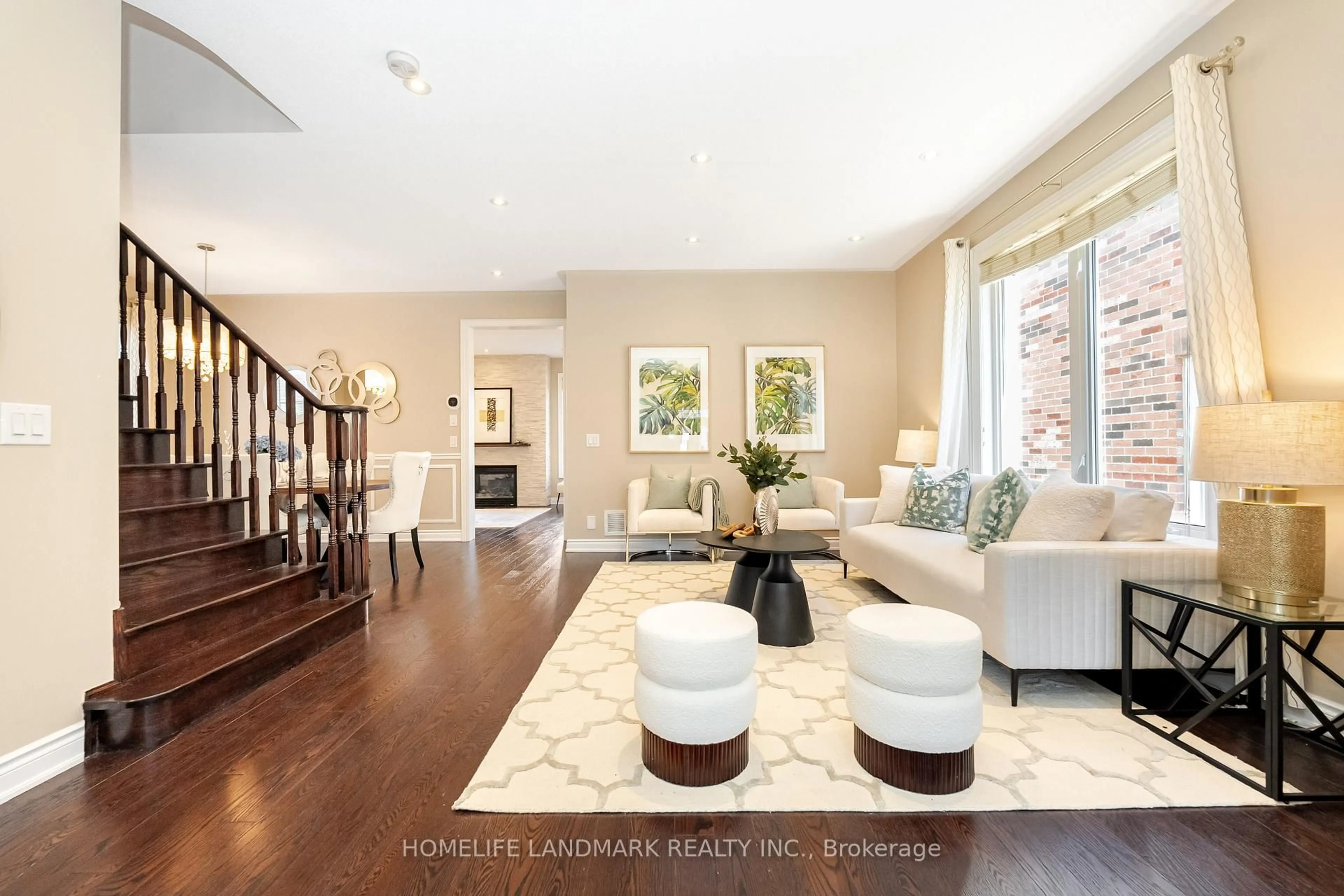 Living room with furniture, unknown for 9 OLD FIELD Cres, East Gwillimbury Ontario L9N 0A5