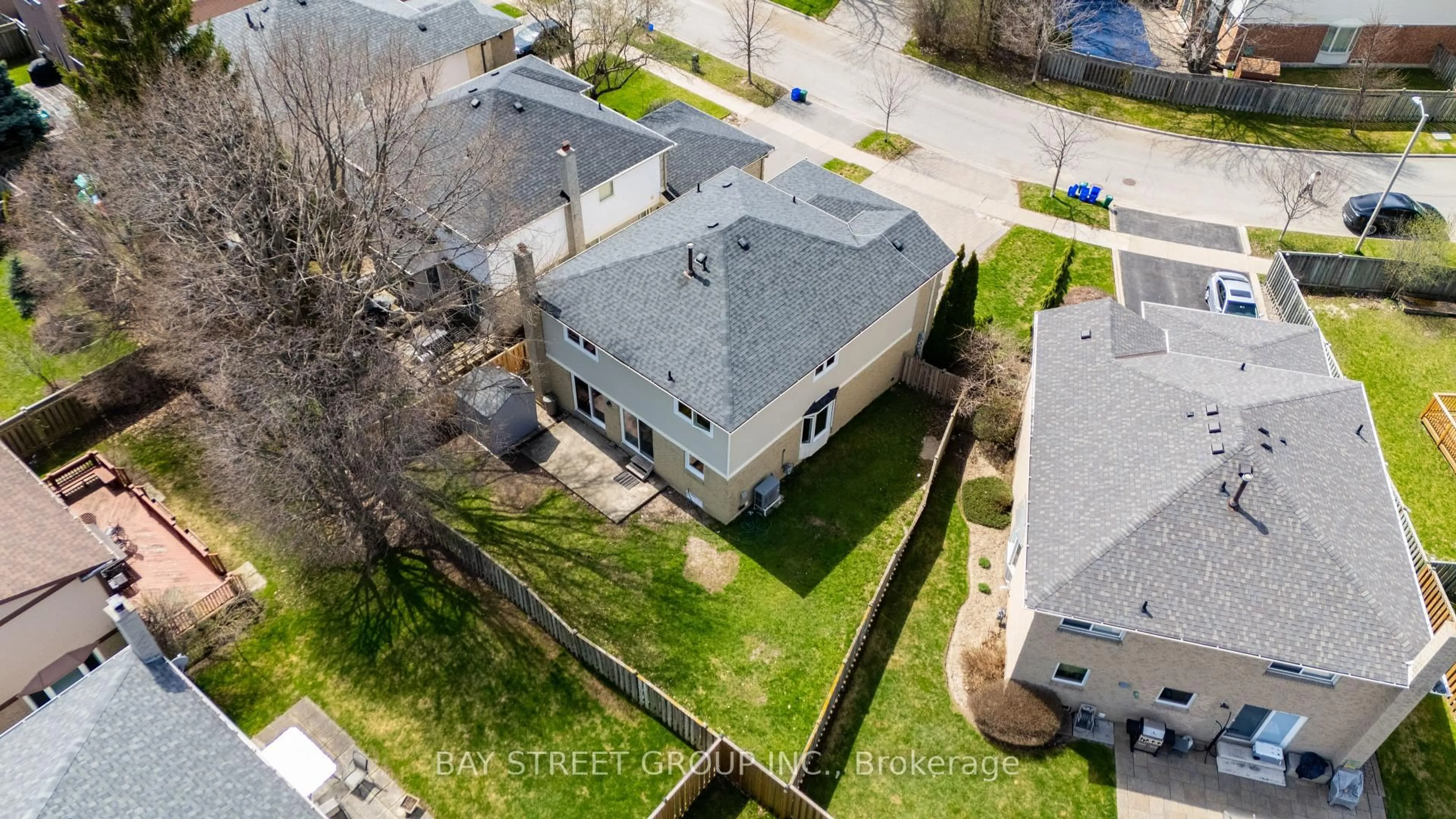 A pic from outside/outdoor area/front of a property/back of a property/a pic from drone, street for 33 Winborne Dr, Vaughan Ontario L4J 2R8