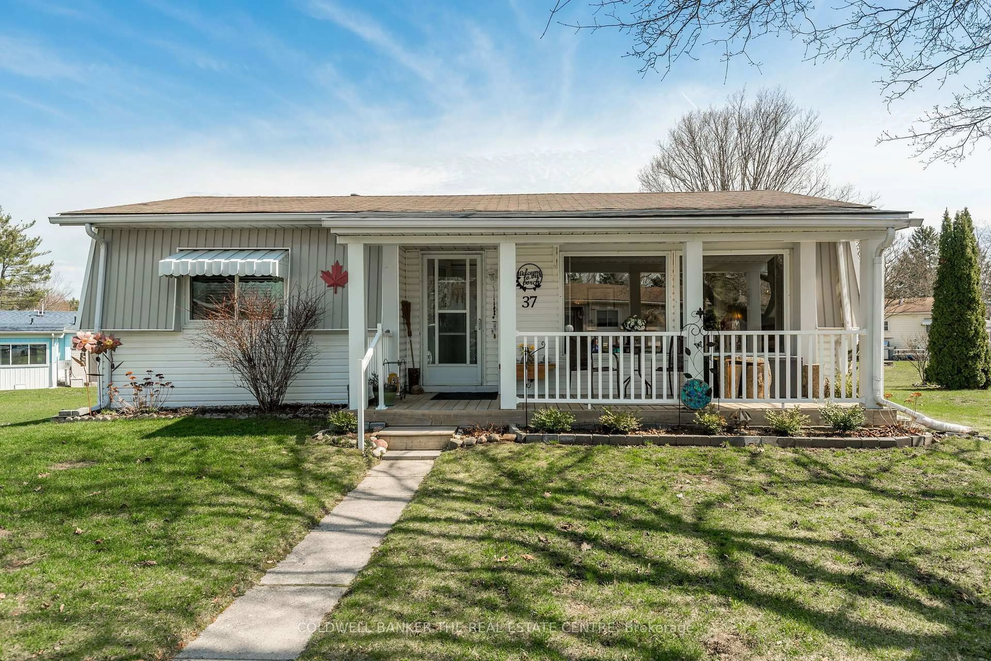 Home with vinyl exterior material, street for 37 Main St, Innisfil Ontario L9S 1L9