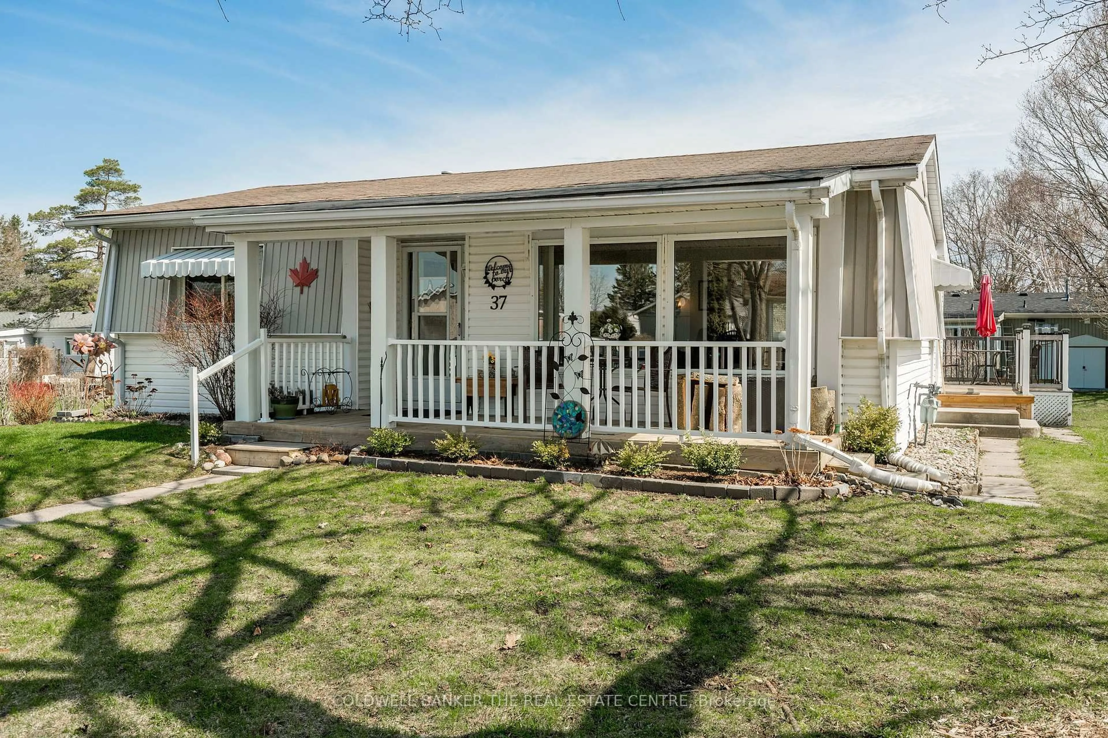 Home with vinyl exterior material, street for 37 Main St, Innisfil Ontario L9S 1L9