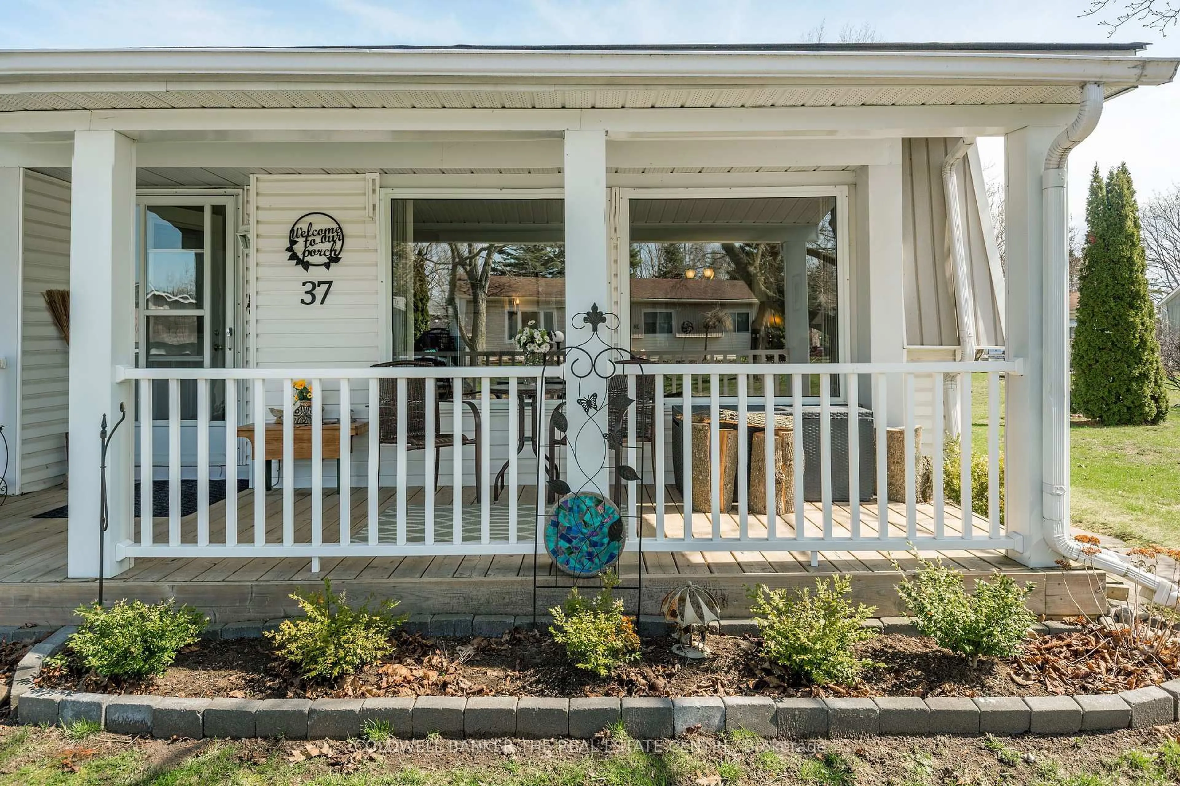 Patio, street for 37 Main St, Innisfil Ontario L9S 1L9