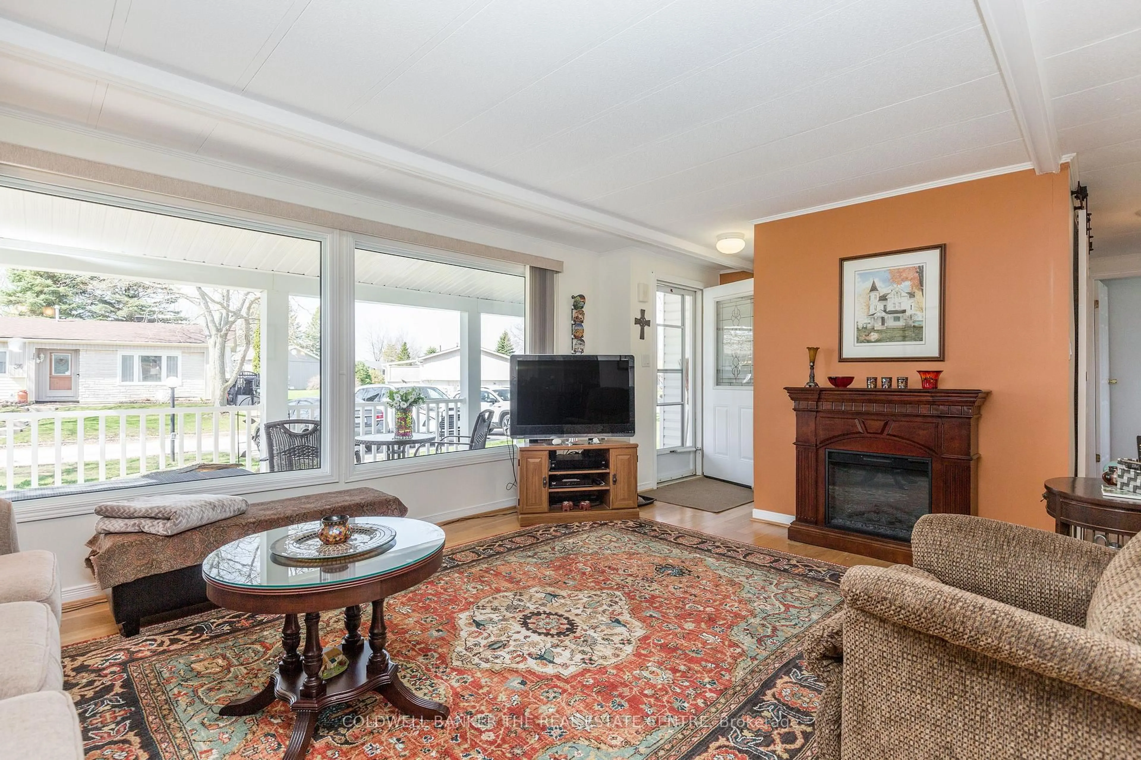 Living room with furniture, unknown for 37 Main St, Innisfil Ontario L9S 1L9