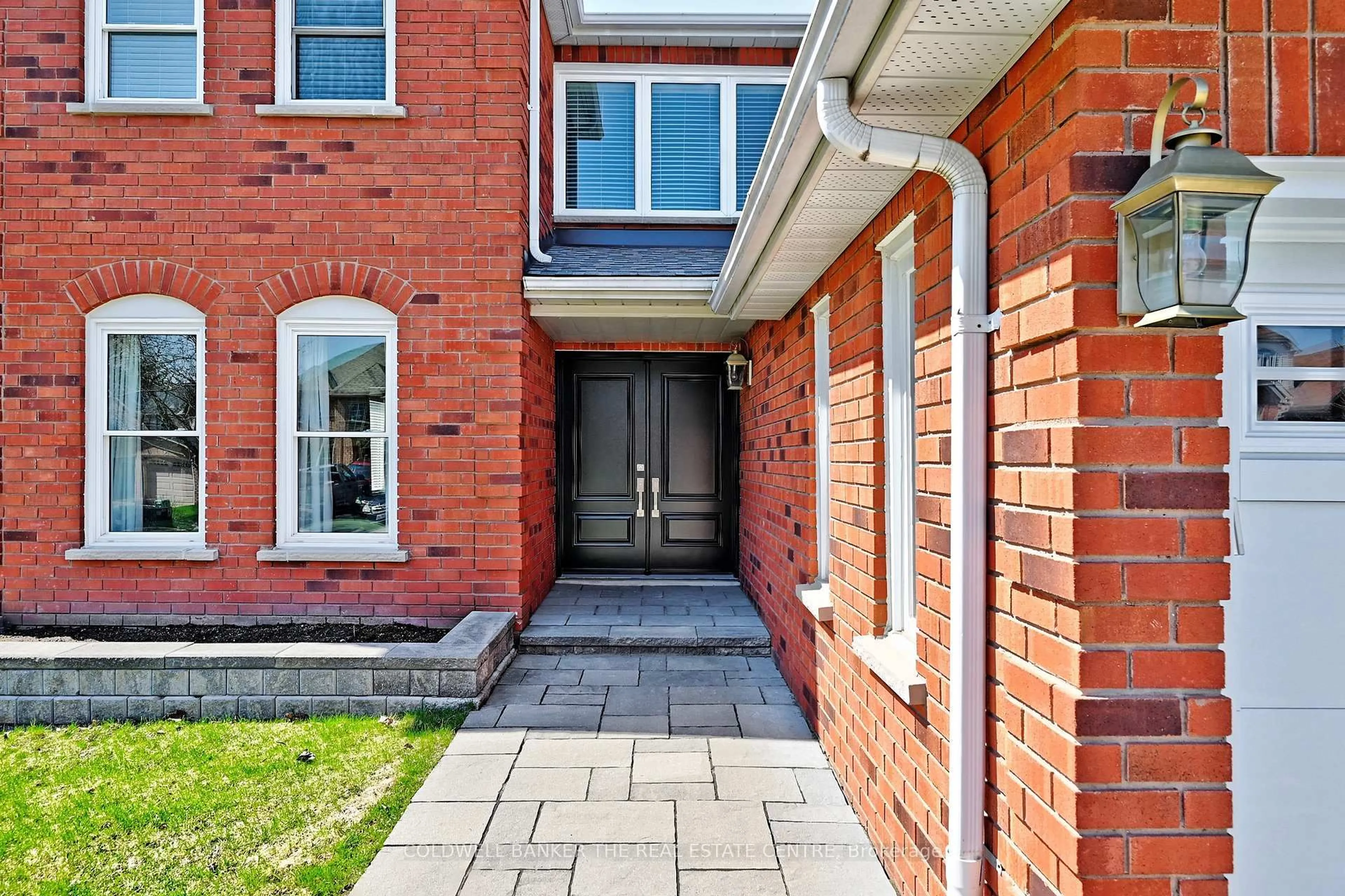 Home with brick exterior material, street for 194 Chambers Cres, Newmarket Ontario L3X 1T1