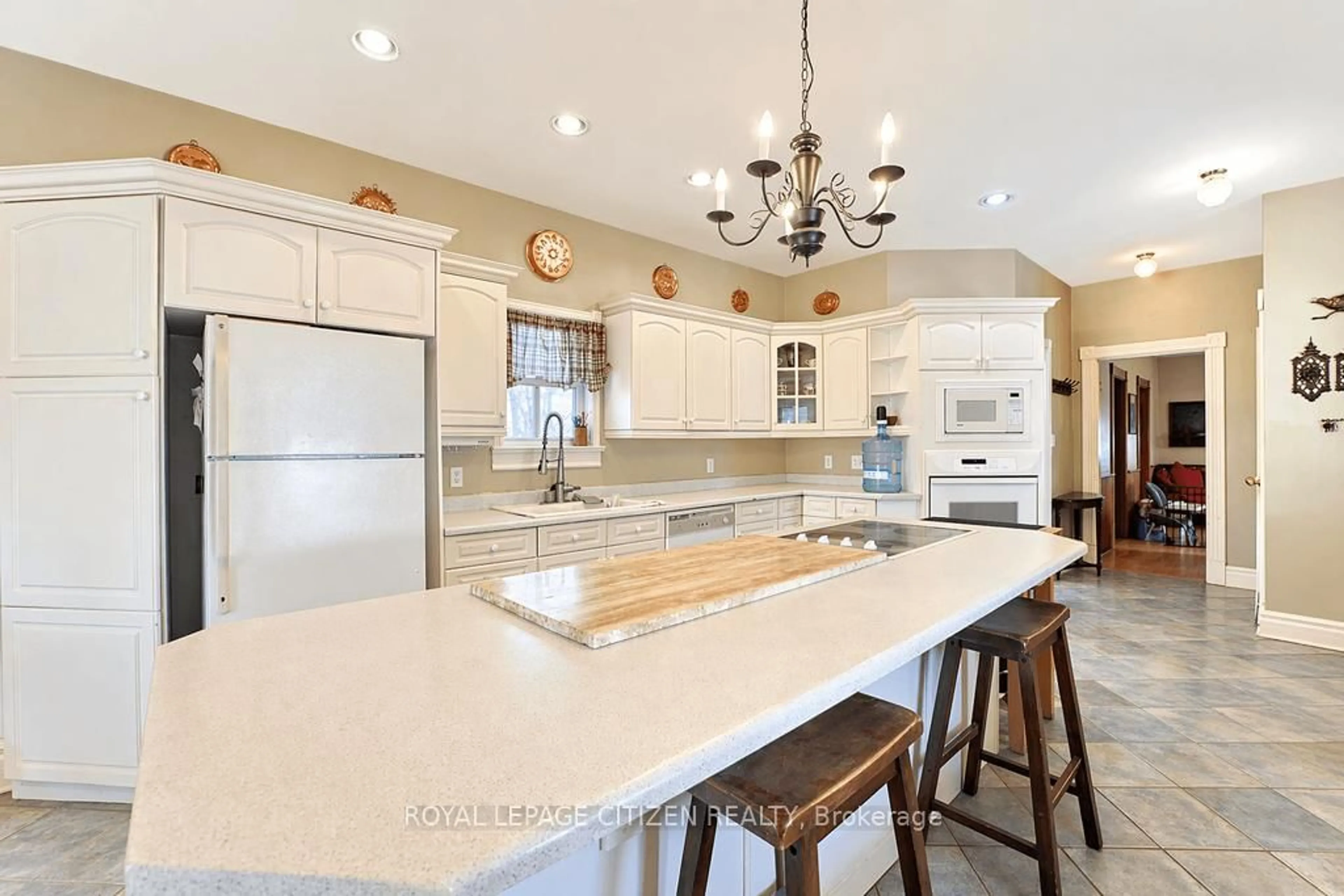 Open concept kitchen, ceramic/tile floor for 207 BARRIE St, Essa Ontario L0L 2N0