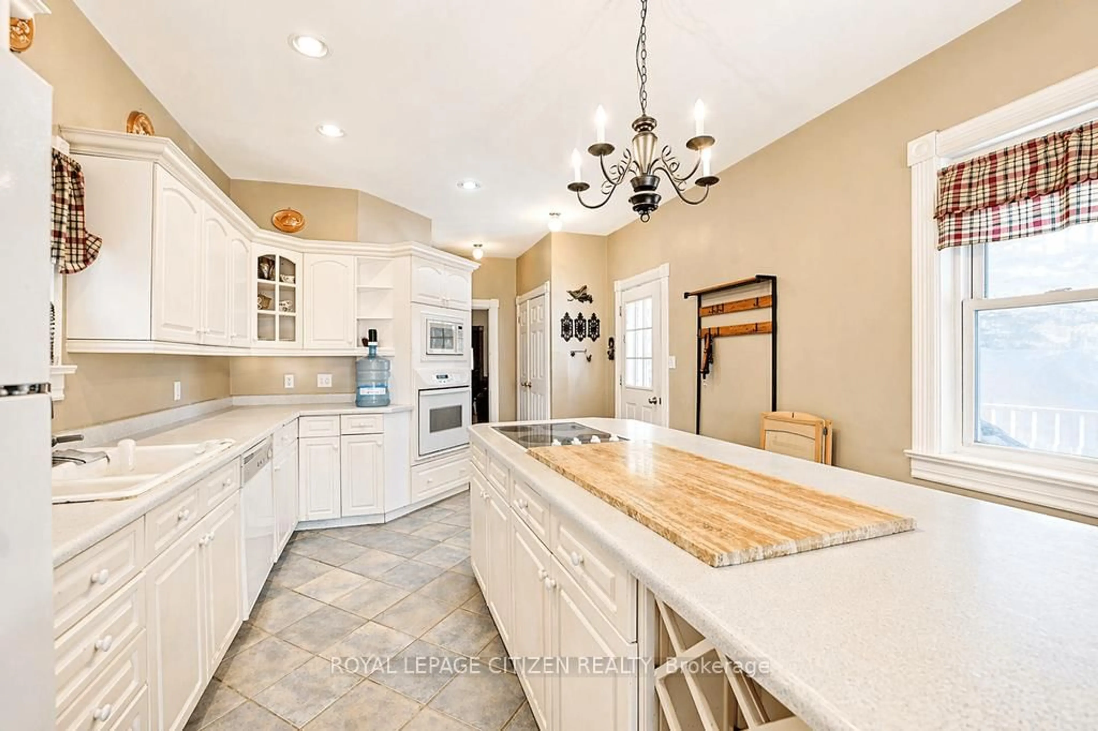 Open concept kitchen, ceramic/tile floor for 207 BARRIE St, Essa Ontario L0L 2N0