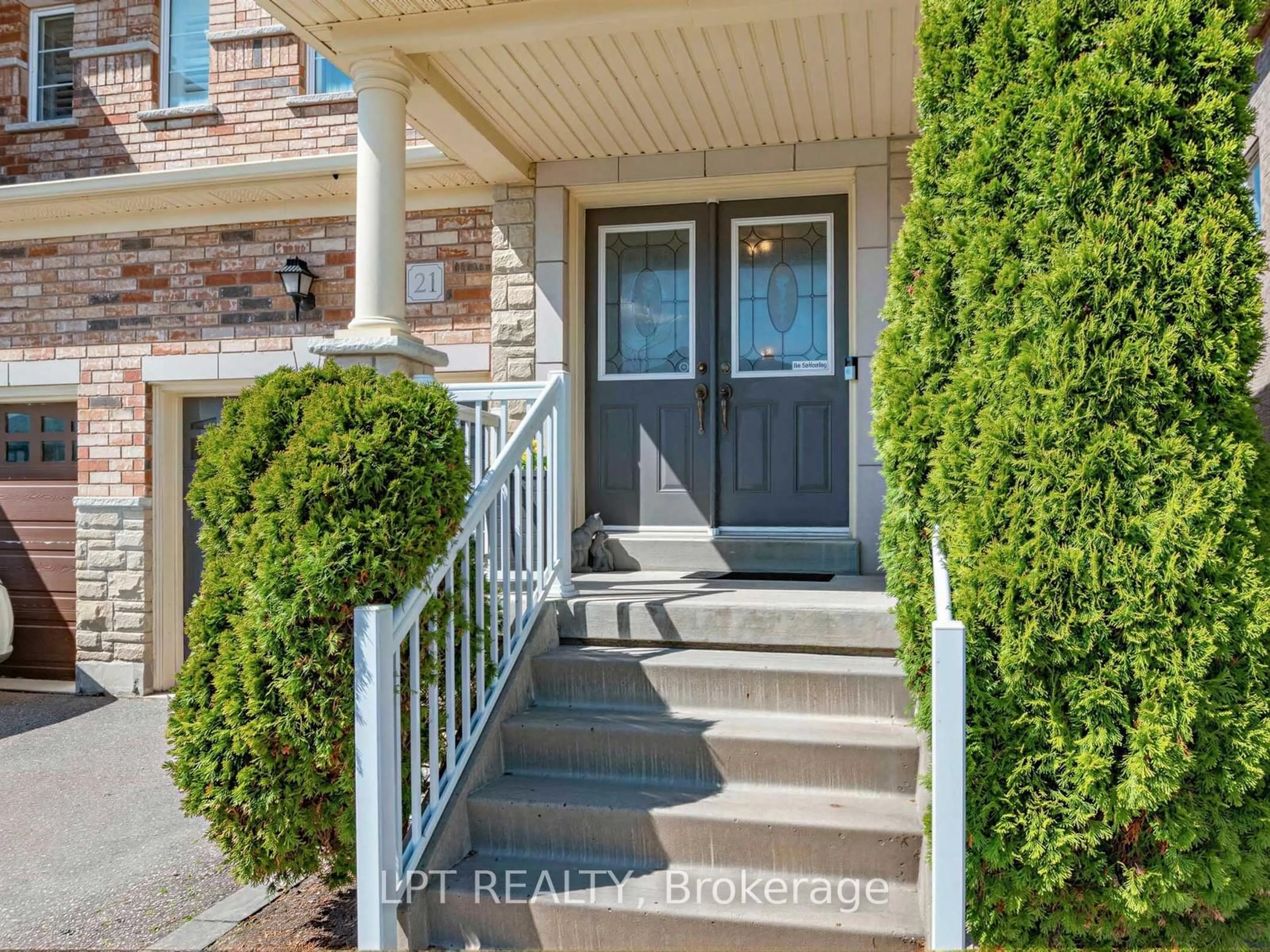 Indoor entryway for 21 Amos Lehman Way, Whitchurch-Stouffville Ontario L4A 0J9