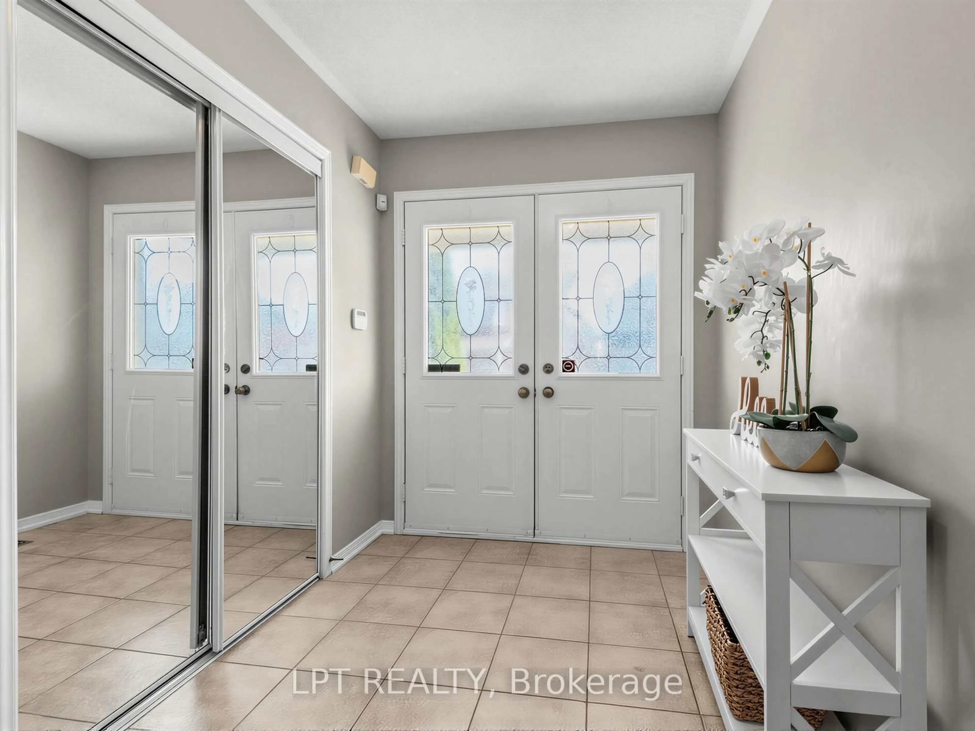 Indoor entryway for 21 Amos Lehman Way, Whitchurch-Stouffville Ontario L4A 0J9