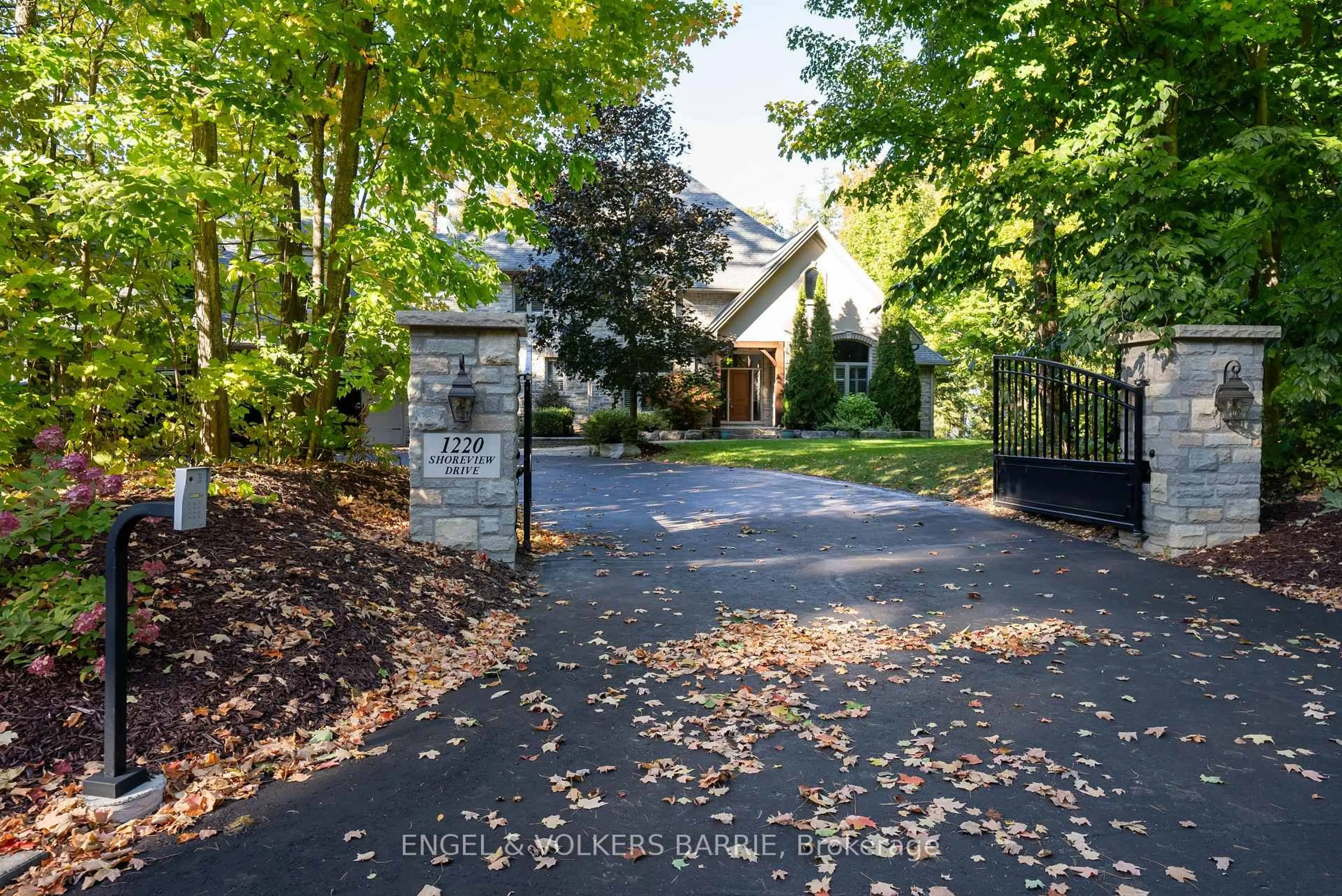 A pic from outside/outdoor area/front of a property/back of a property/a pic from drone, street for 1220 Shoreview Dr, Innisfil Ontario L9S 2L5