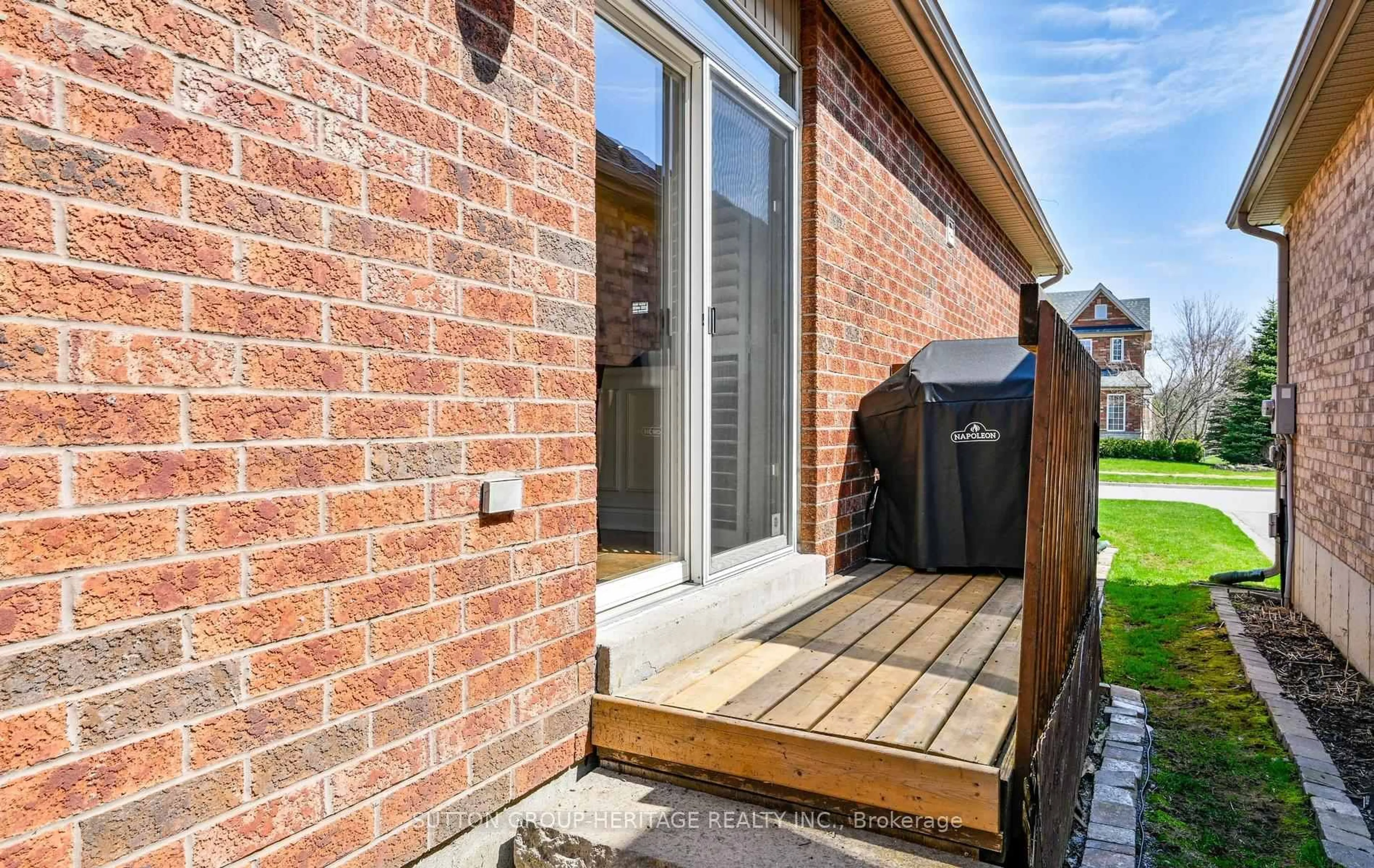 Patio, street for 22 Ash Green Lane, Uxbridge Ontario L9P 2A8