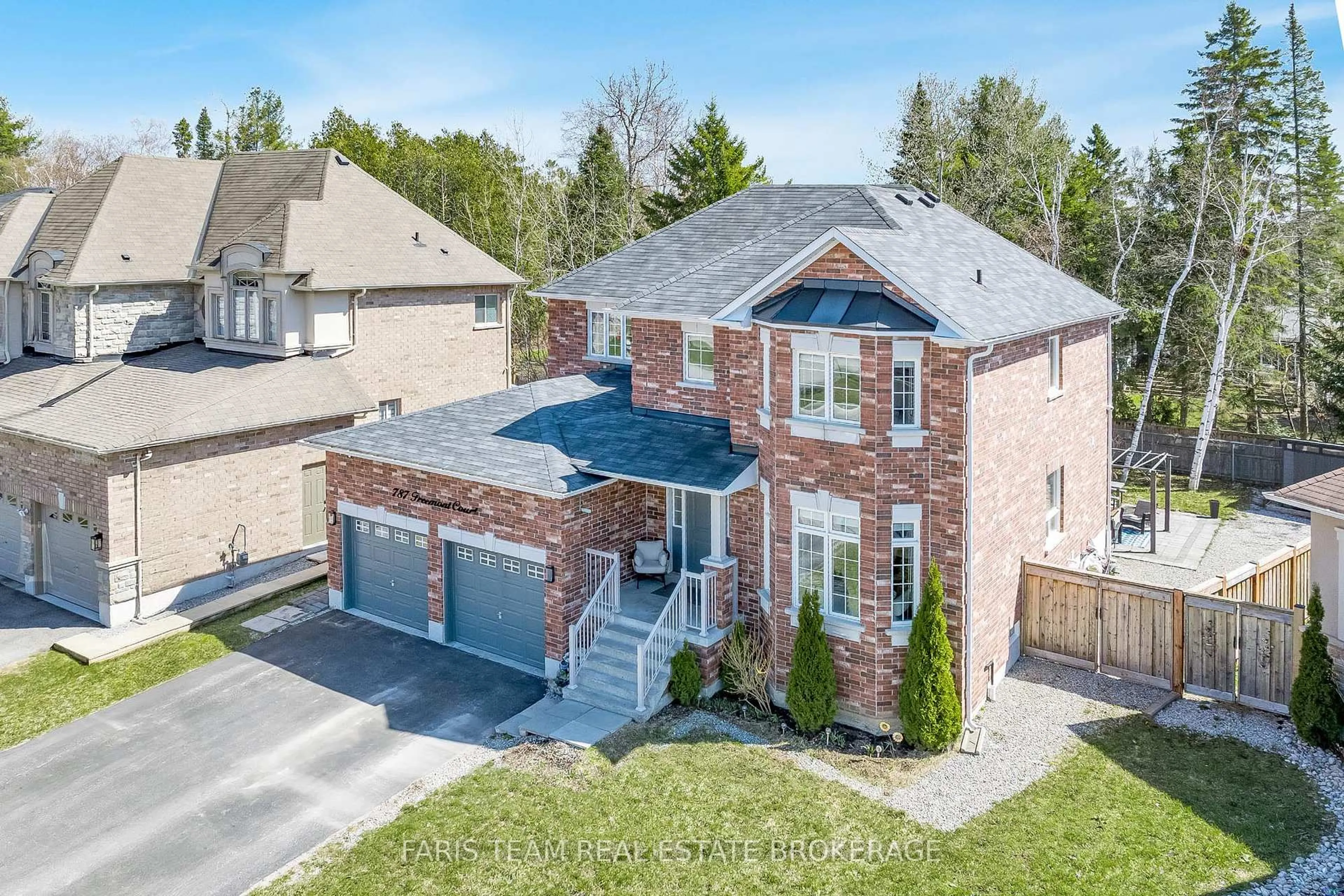 A pic from outside/outdoor area/front of a property/back of a property/a pic from drone, street for 787 Freemont Crt, Innisfil Ontario L9S 0K4