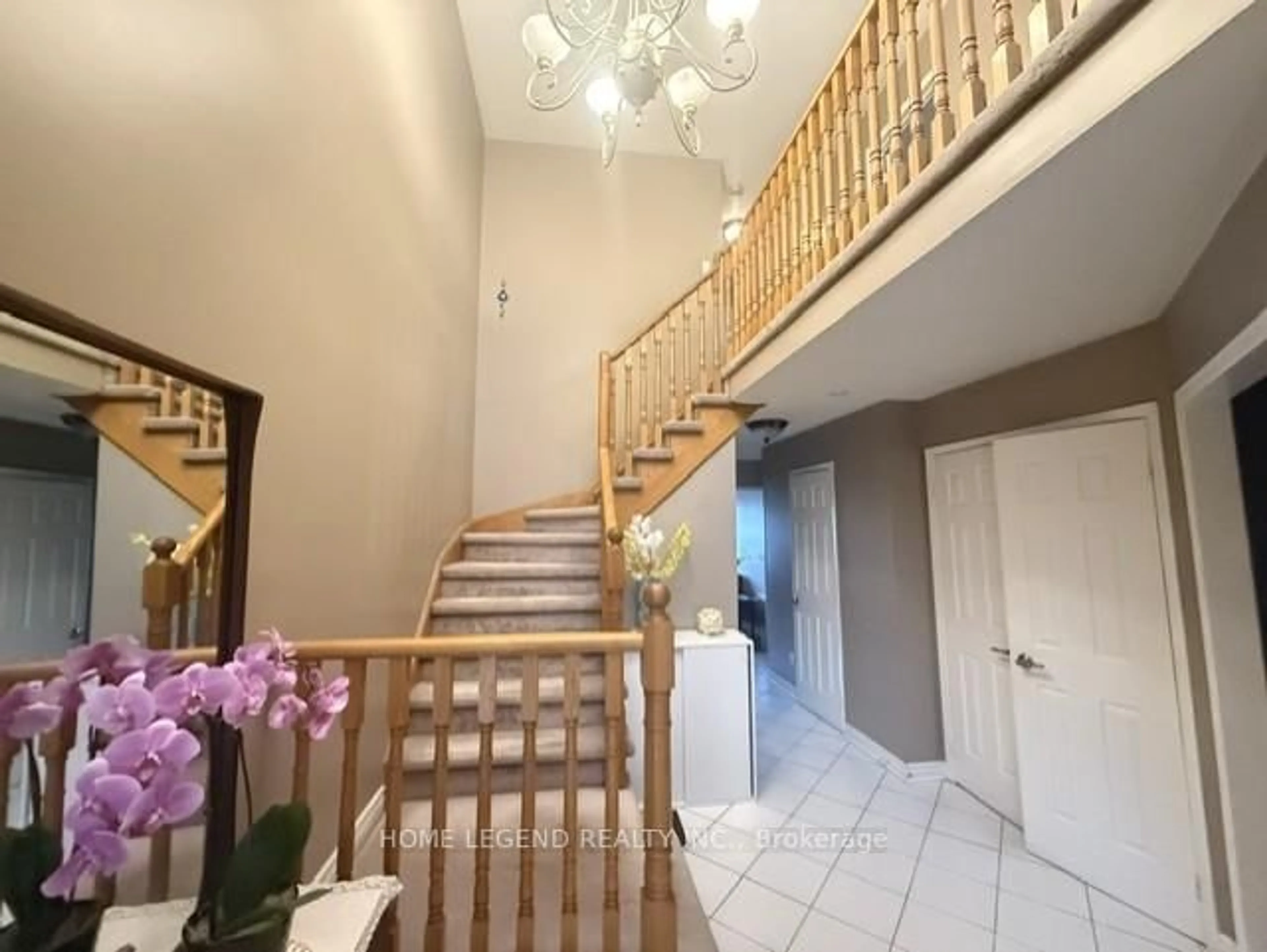 Indoor foyer for 61 Redondo Dr, Vaughan Ontario L4J 7S7