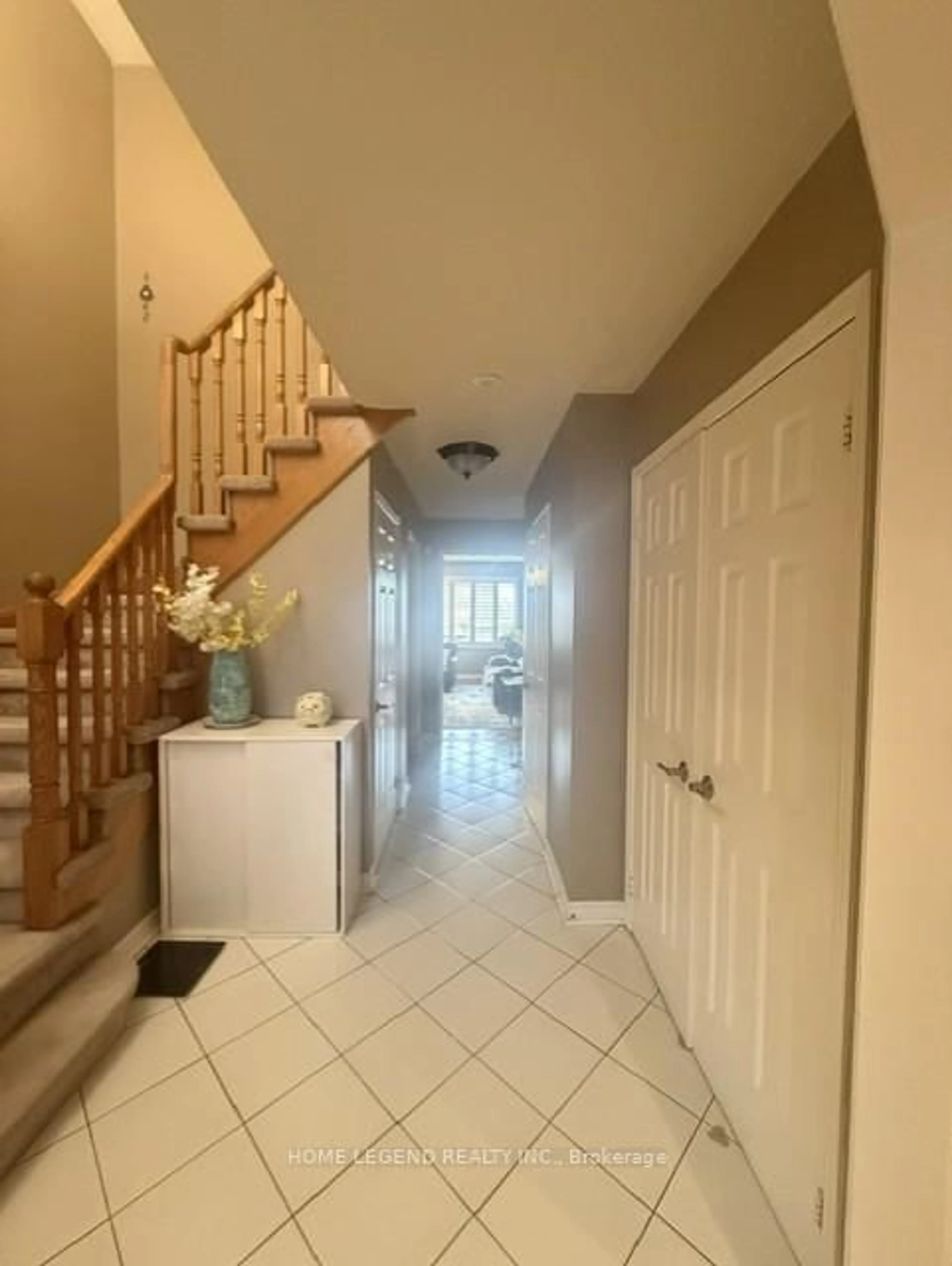 Indoor entryway for 61 Redondo Dr, Vaughan Ontario L4J 7S7