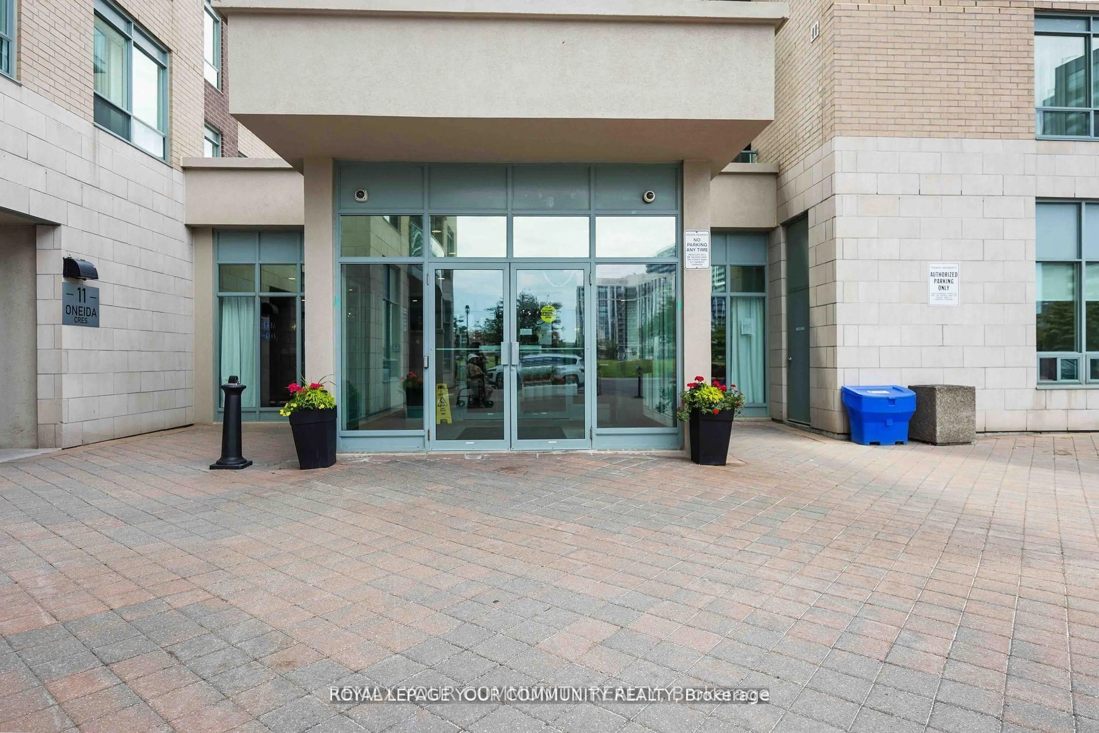 Indoor foyer for 23 Oneida Cres #909, Richmond Hill Ontario L4B 0A2