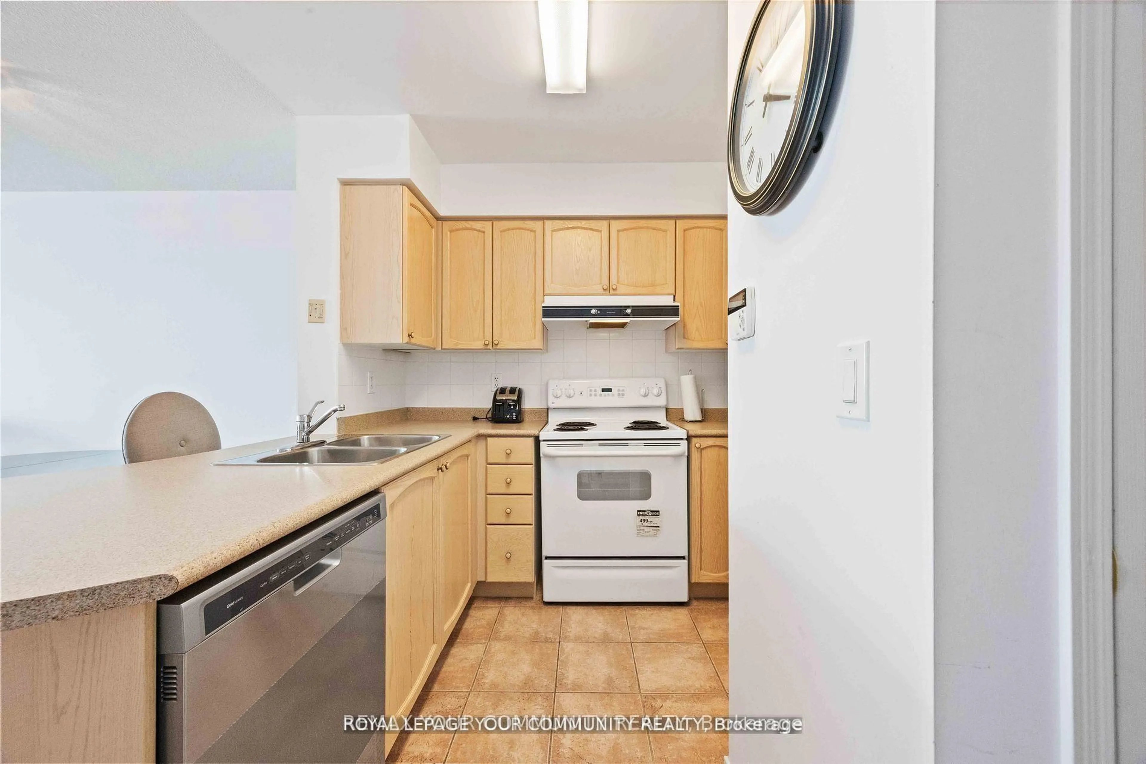 Standard kitchen, unknown for 23 Oneida Cres #909, Richmond Hill Ontario L4B 0A2
