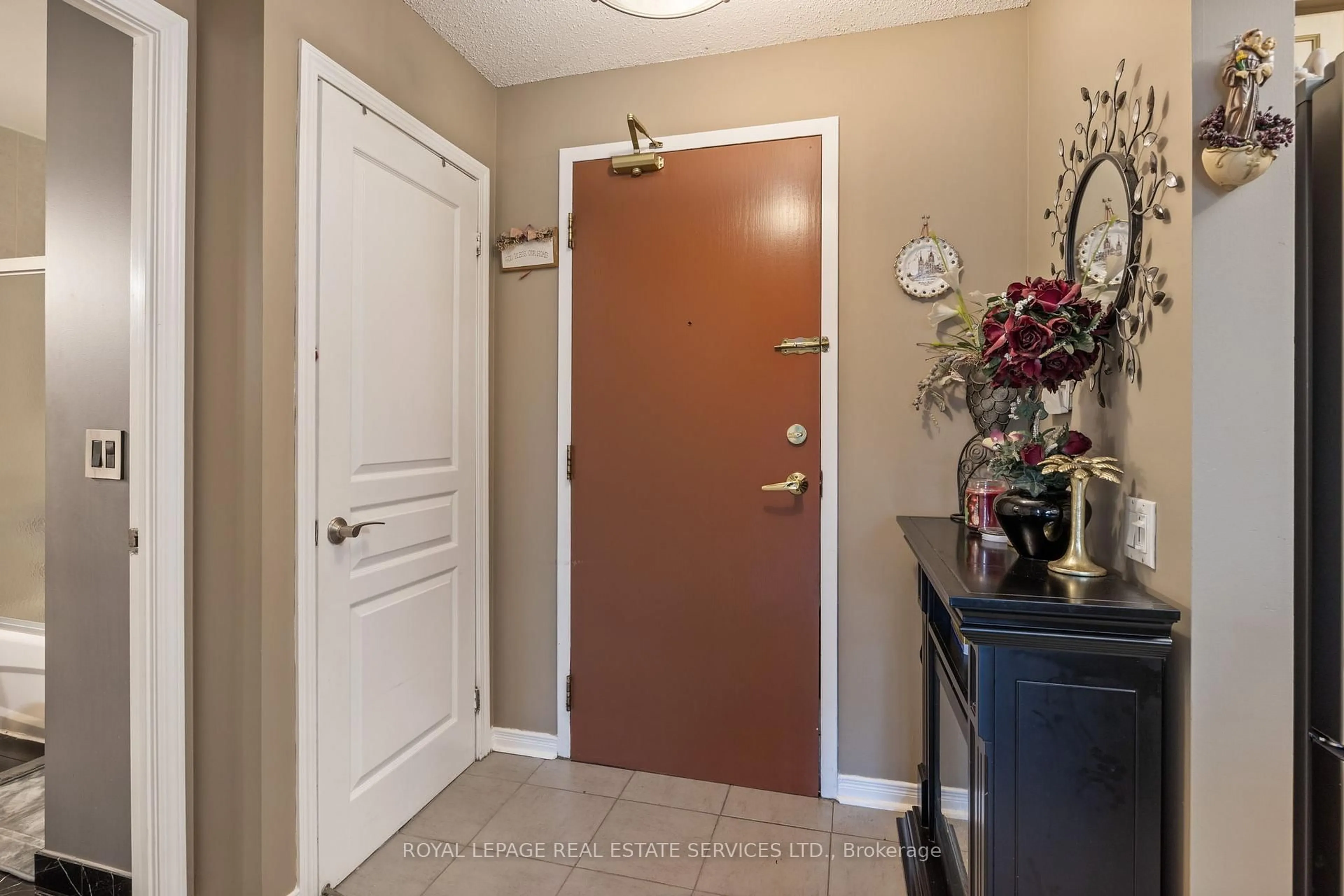 Indoor entryway for 9 Northern Heights Dr #101, Richmond Hill Ontario L4B 4M5