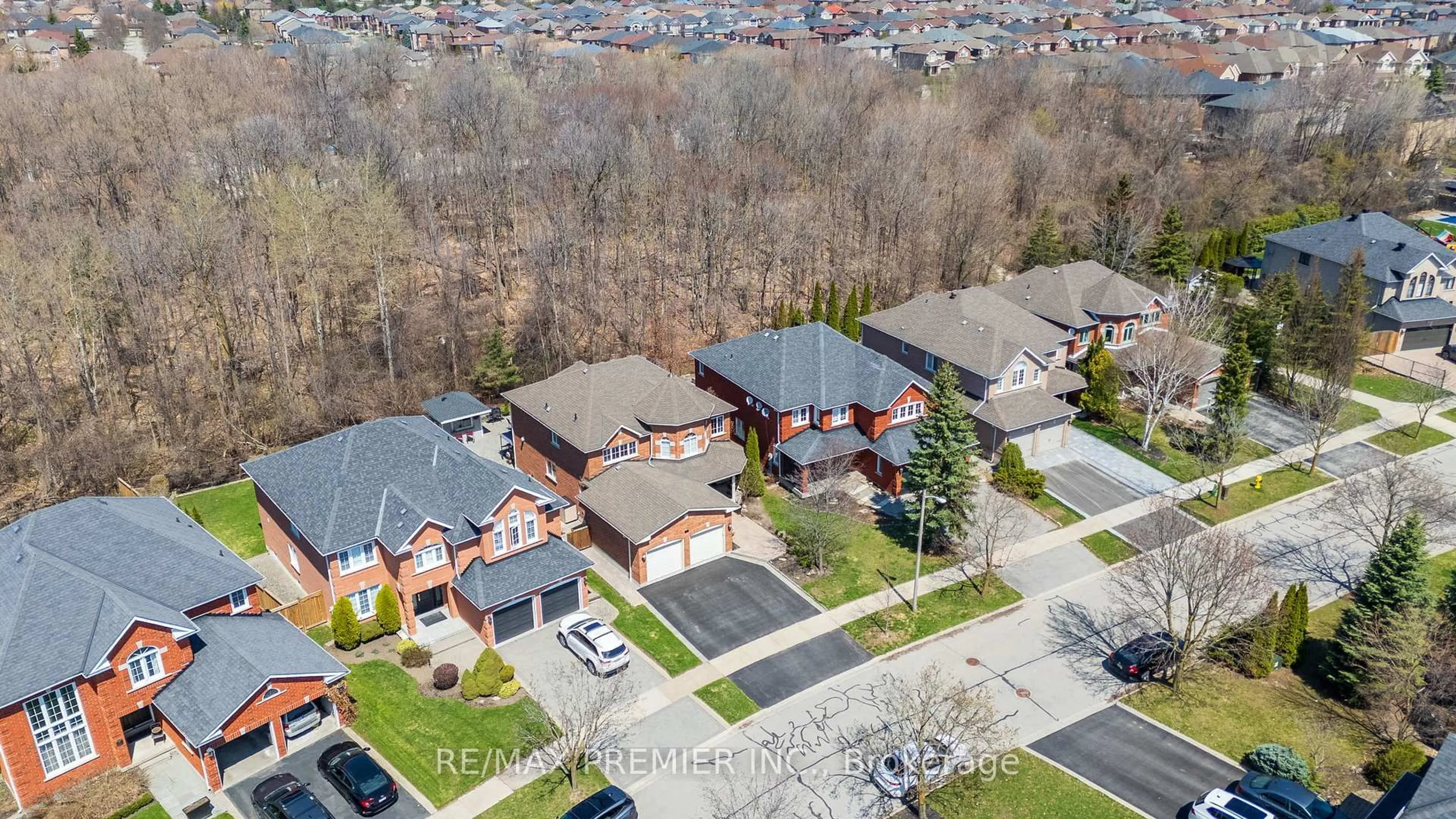 A pic from outside/outdoor area/front of a property/back of a property/a pic from drone, street for 38 Helmsdale Ave, Vaughan Ontario L6A 2G5